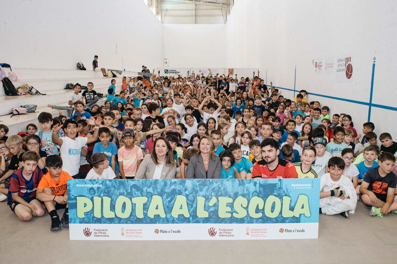 L'alcaldessa recolza la Pilota Valenciana i la labor que exerceix la Federació en una trobada amb 500 escolars de tota la província