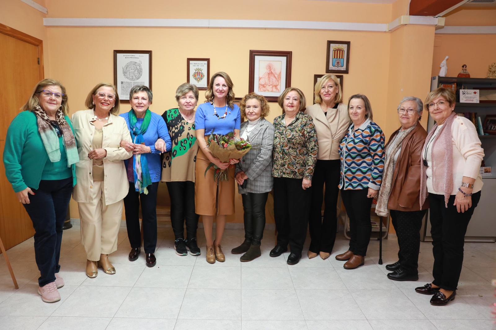 L'alcaldessa felicita el Nadal a l'Associació i Federació de Mestresses de casa Lledó