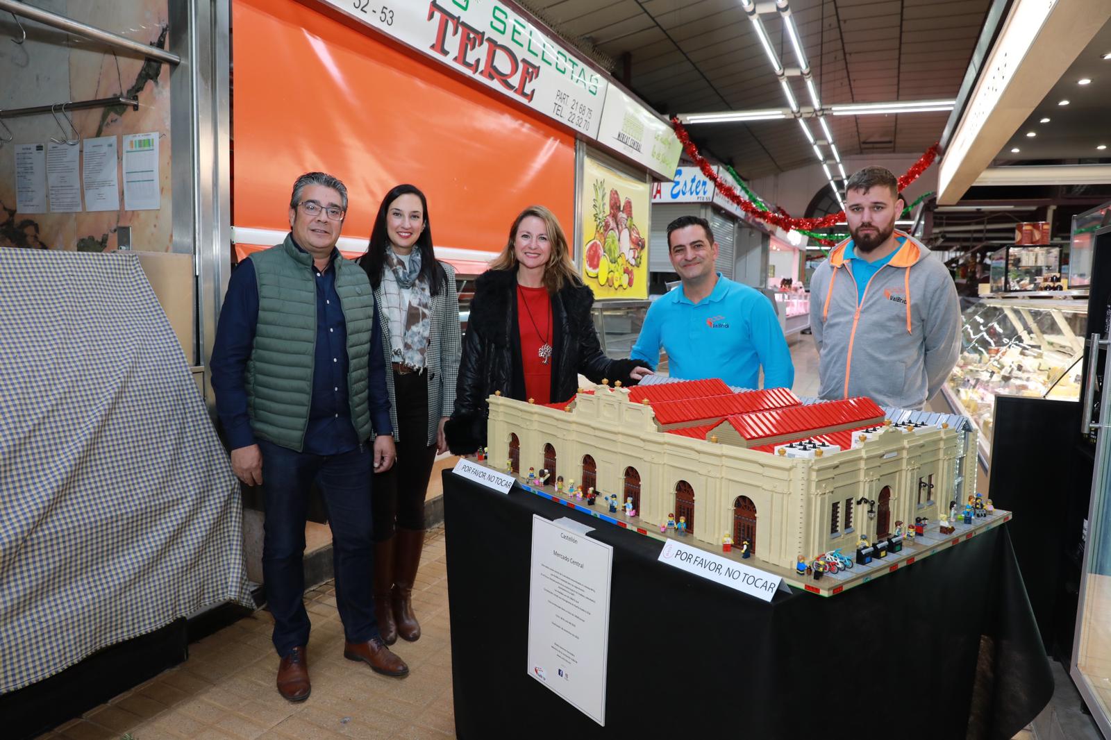 L'Alcaldessa de Castelló i la regidora de Cultura, visiten la maqueta de Lego del Mercat Municipal