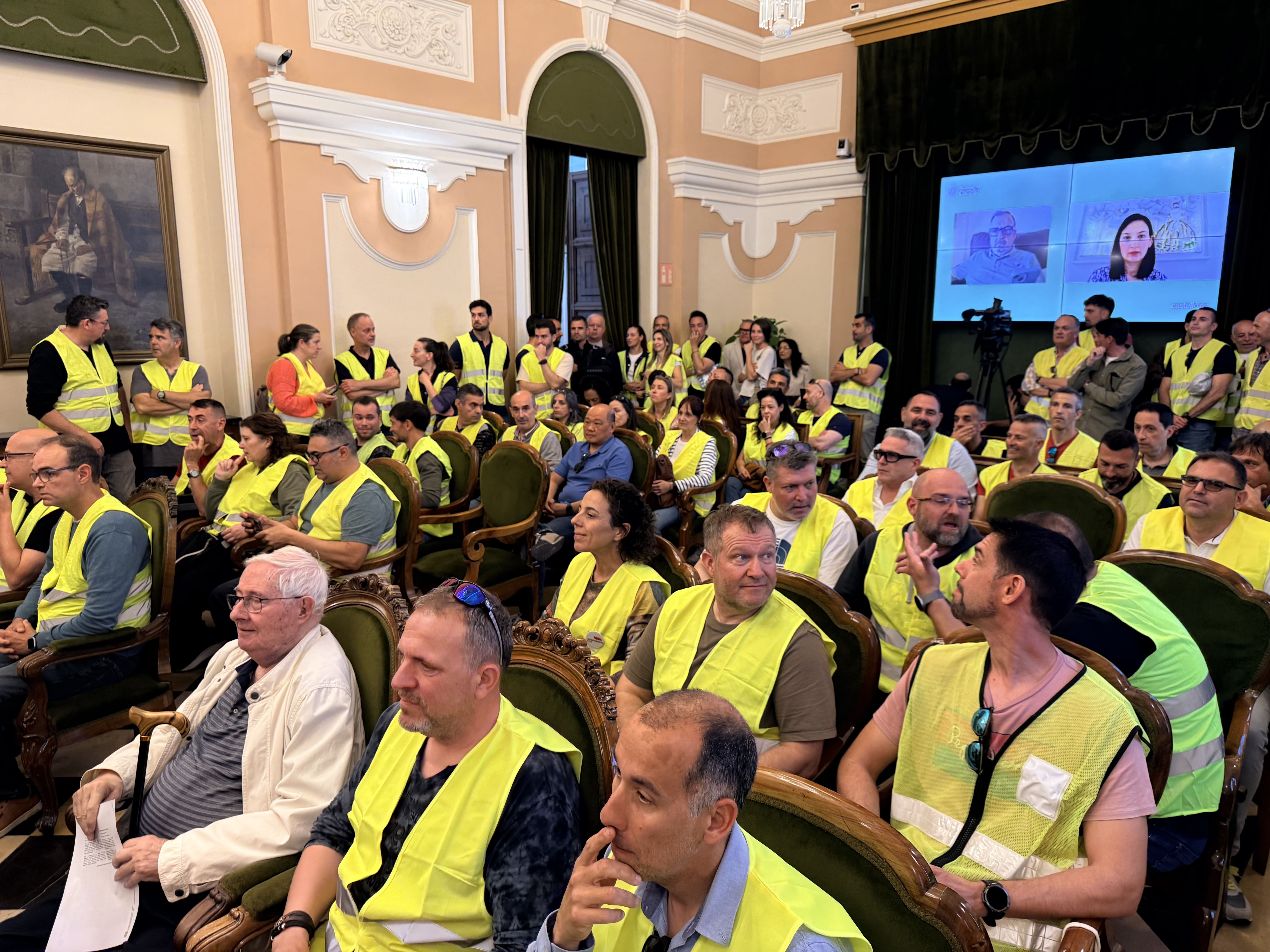 Un centenar de policies de Castelló exigeixen en el ple les millores laborals que va prometre Carrasco