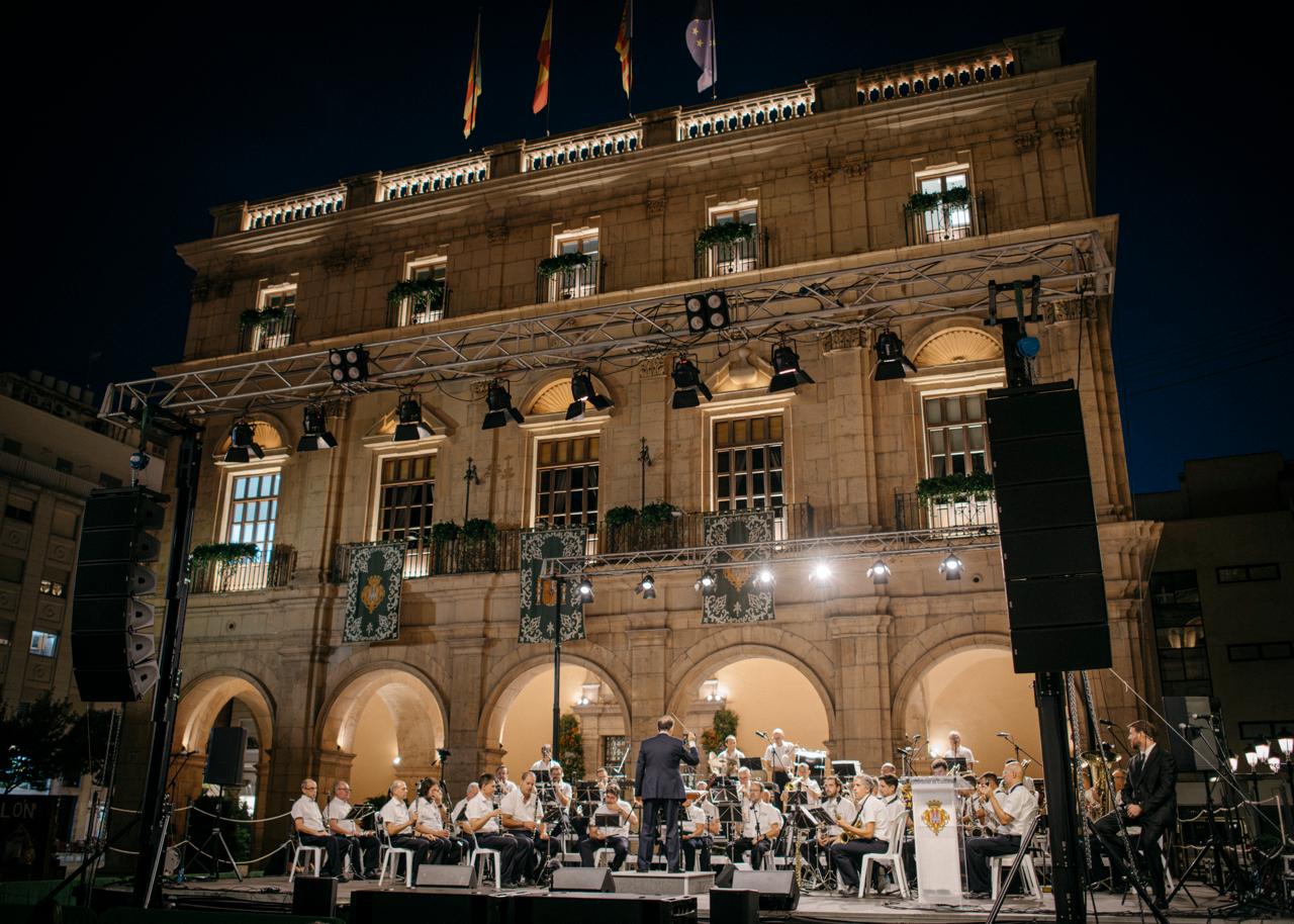 La Banda Municipal posa música als 775 anys de Castelló en un emotiu concert en la Plaça Major