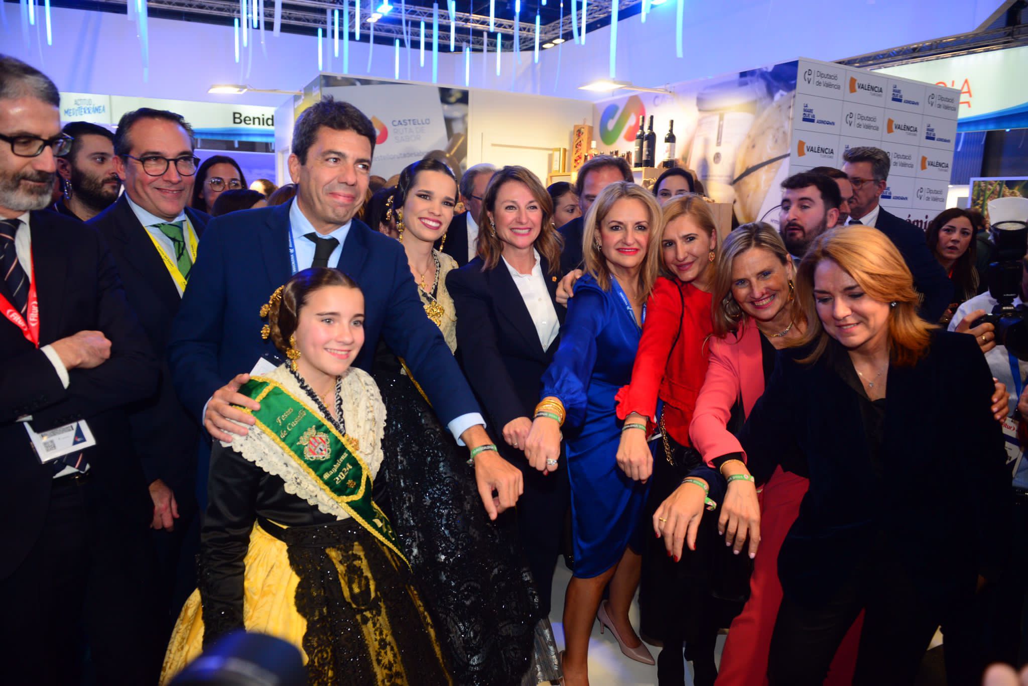 Las reinas de las fiestas entregan al presidente Carlos Mazón  la pulsera de la Magdalena 2024