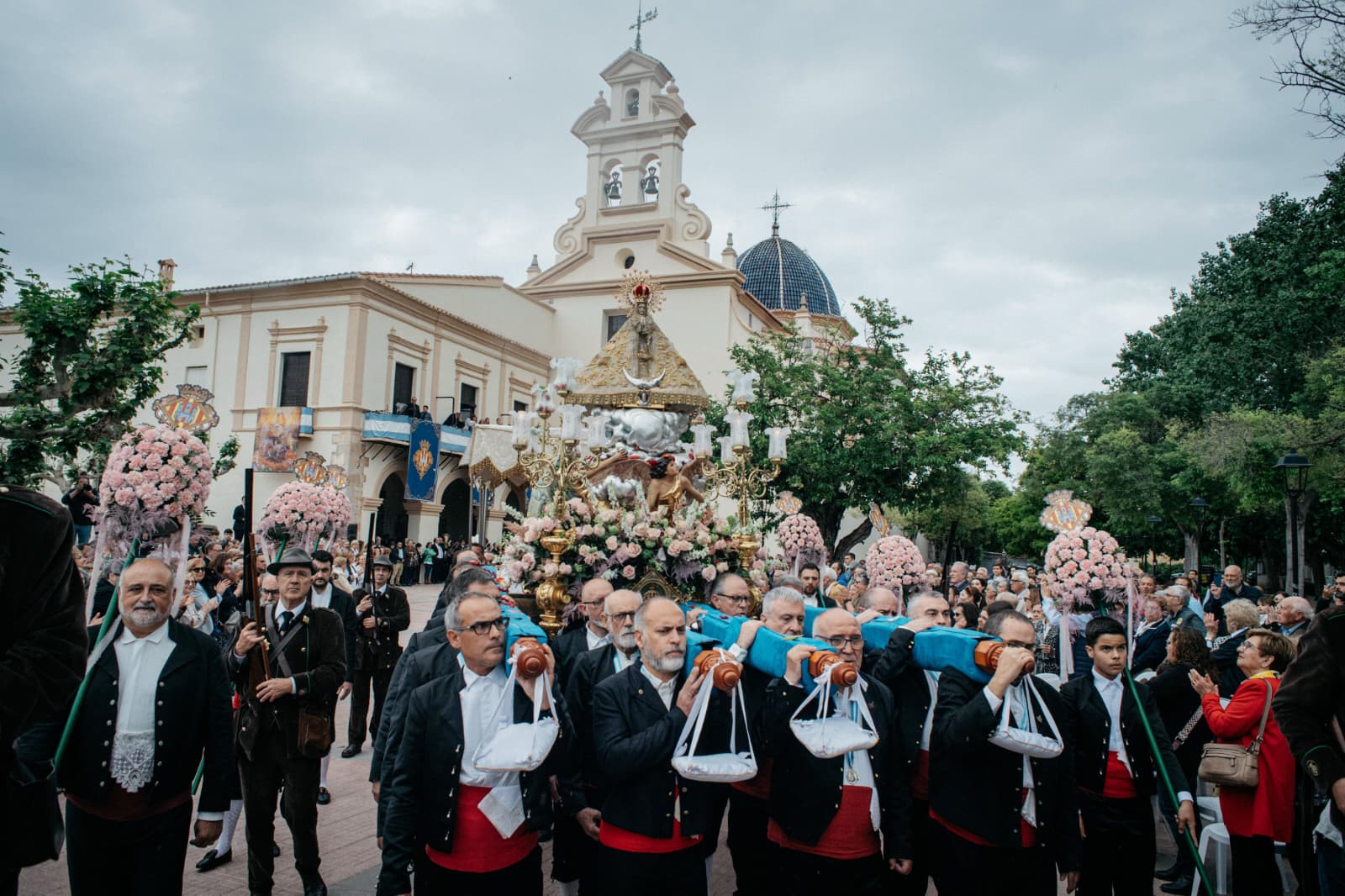 La processó general pels voltants de la Basílica posa el fermall d'or a la festivitat de la Mare de Déu del Lledó a Castelló
