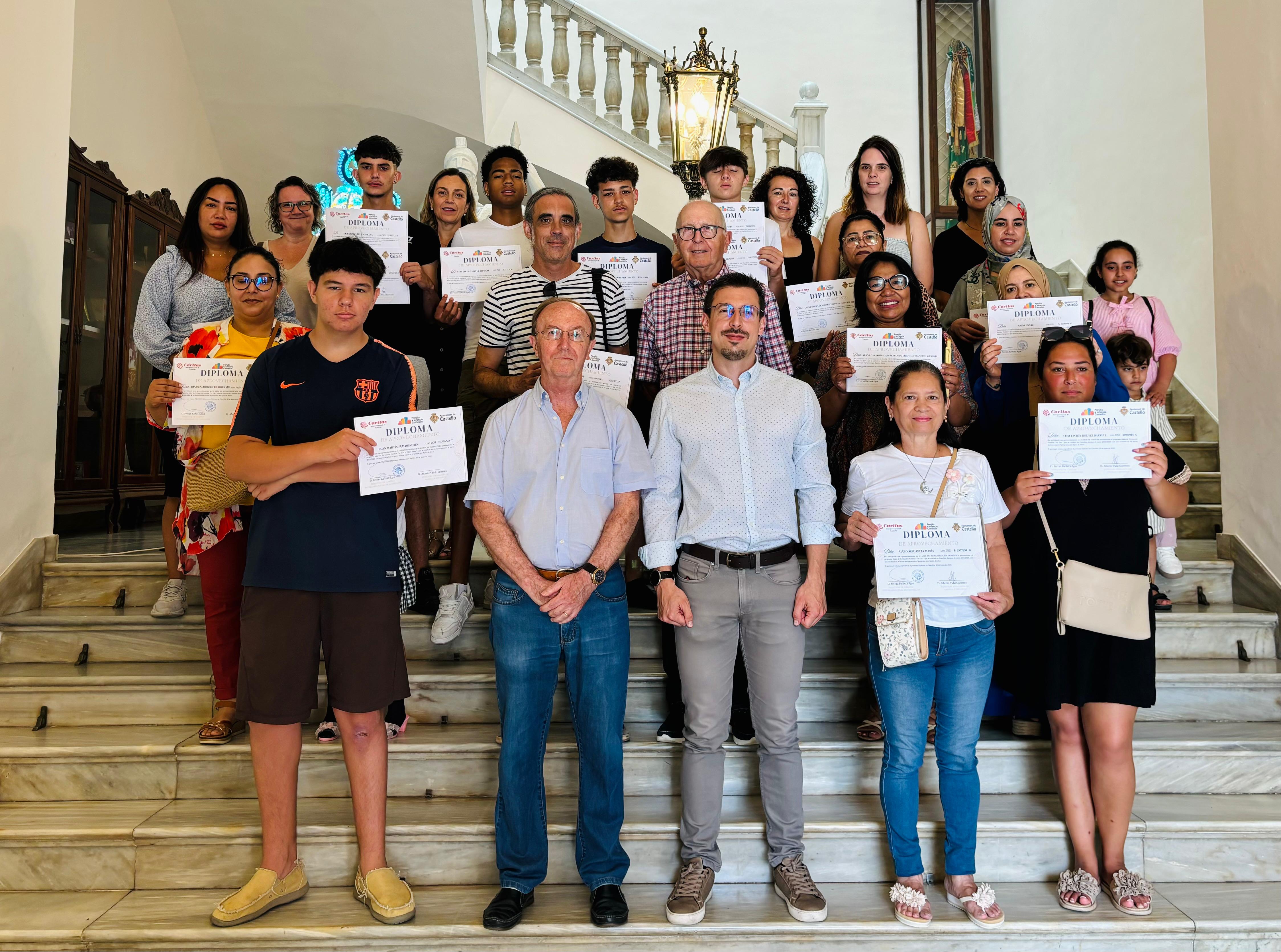 La regidoria de Família i Infància entrega els diplomes dels cursos de formació la Llar i Taller Jove de Càritas