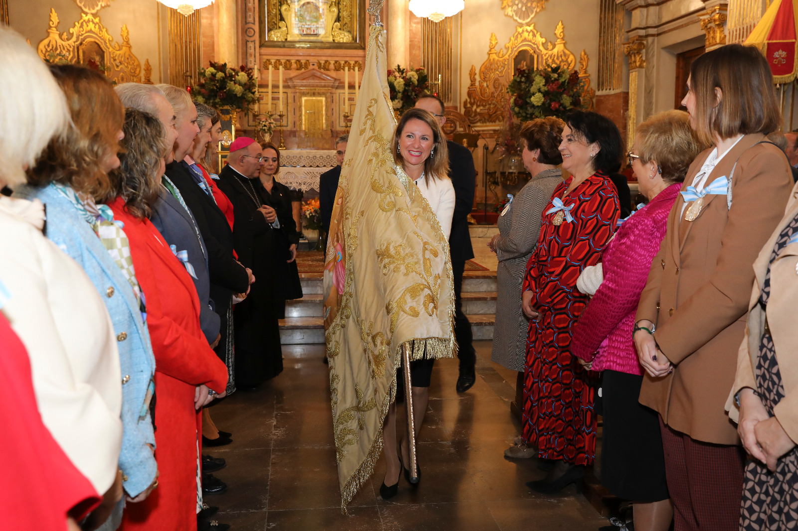 La alcaldesa ejerce de ‘clavaria’ de la Real Cofradía Nuestra Señora del Lledó portando la bandera de la patrona en los actos que preceden al centenario de la coronación
