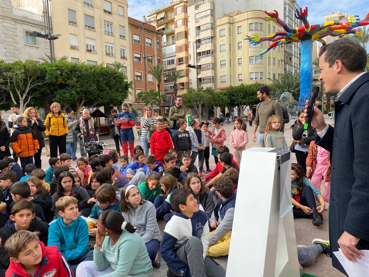 En el Dia Internacional de les Ciutats Educadores, la plaça Hort dels Corders recull les propostes de escolars, ciutadans i entitats per un Castelló més igualitari, inclusiu, sostenible, participatiu i solidari  