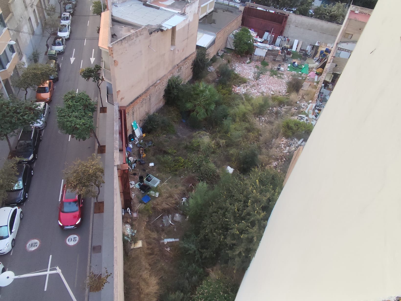 El PSPV denuncia l'abandó de carrers i solars en el districte oest i reclama més vigilància en els barris