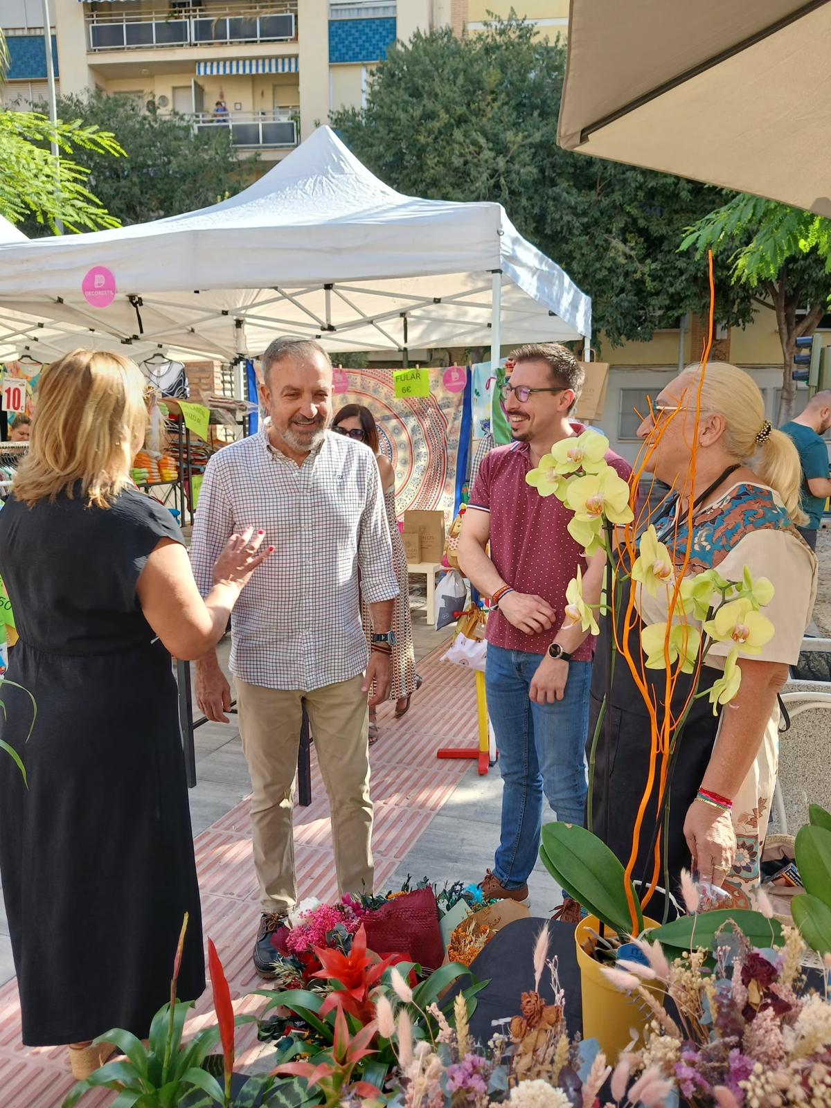 La plaça Forn del Pla acull un mercat ambulant organitzat per l'Associació Comerços del Raval