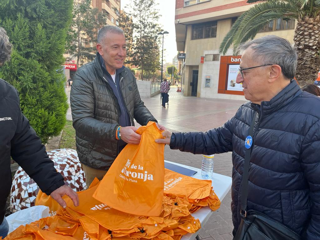 El Mercat de la Taronja reparteix 700 bosses reutilitzables entre els assistents