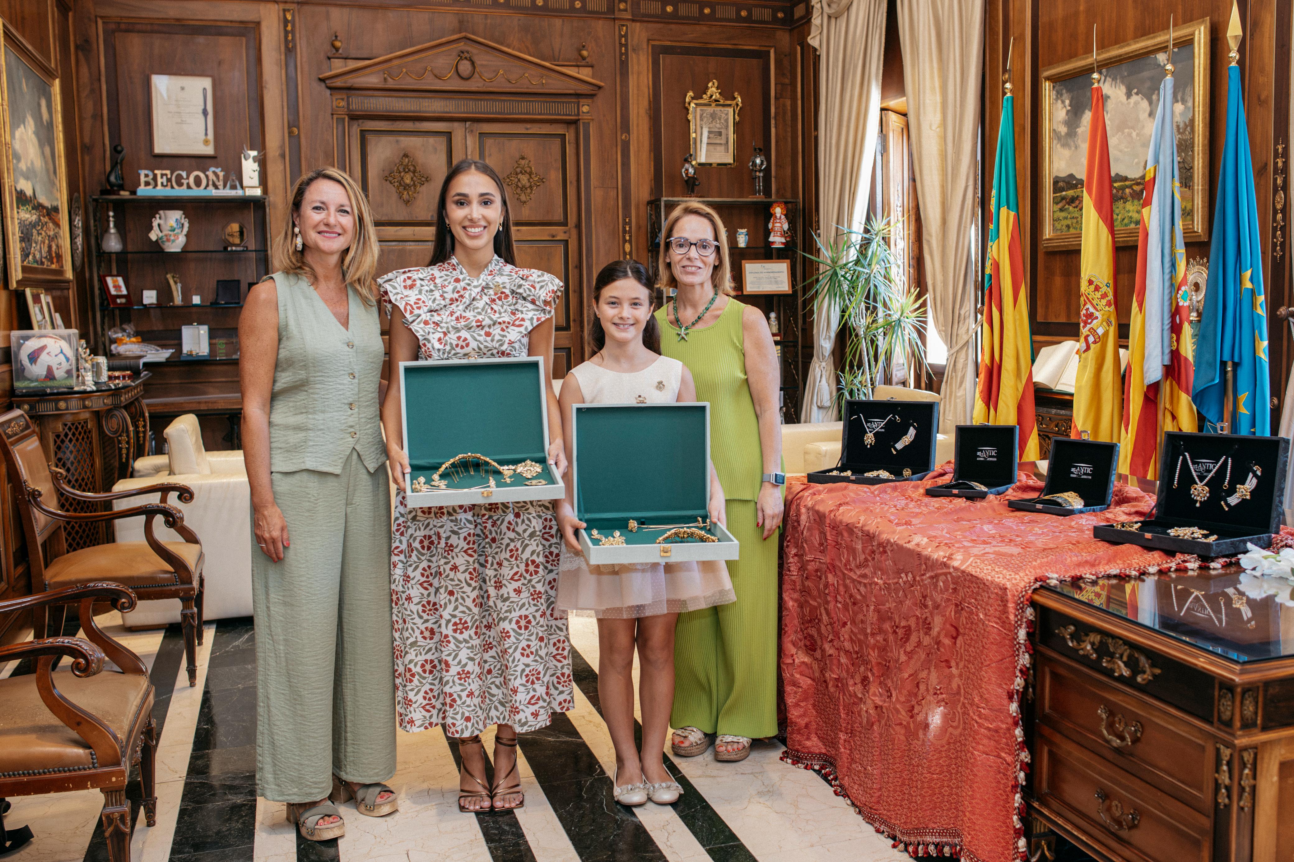 Begoña Carrasco lliura els adreços oficials a les reines de les festes 2027 María Collados i Nayra Luque