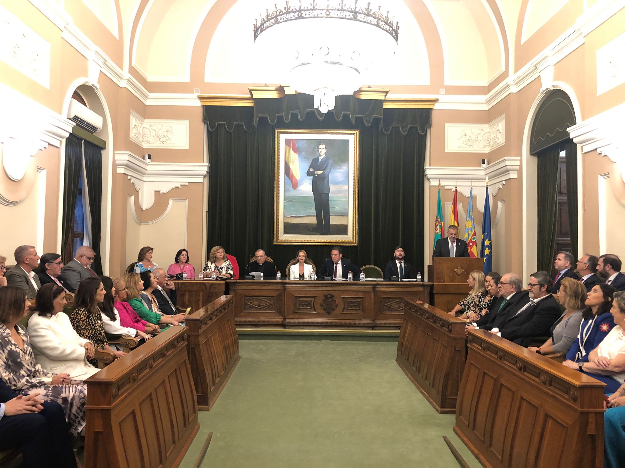 L'Ajuntament de Castelló recupera el canvi de la Junta de Govern de la Real Confraria del Lledó en el saló de plens del consistori