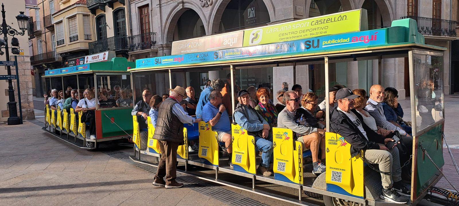 Més de 60 persones participen en la primera ruta del tren turístic per a públic sènior que impulsarà el comerç local