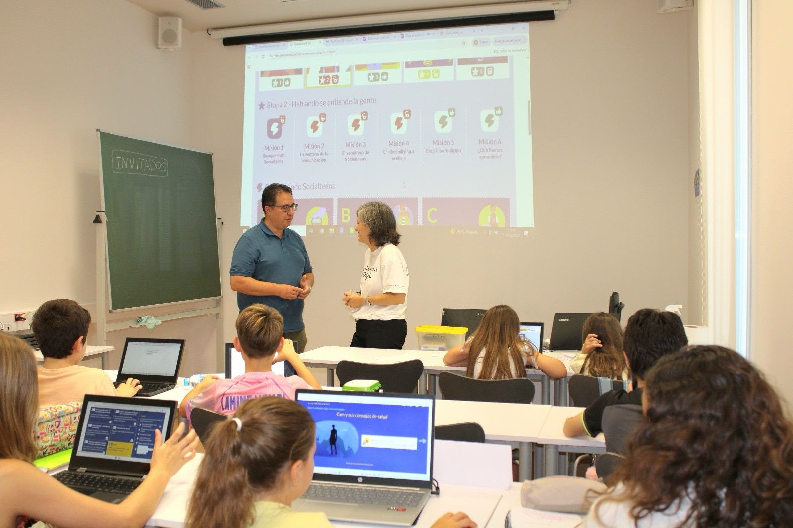 El Menador acoge el Campamento Digital con el que niños, niñas y jóvenes aprenden a proteger su identidad digital, detectar noticias falsas y usar la Inteligencia Artificial