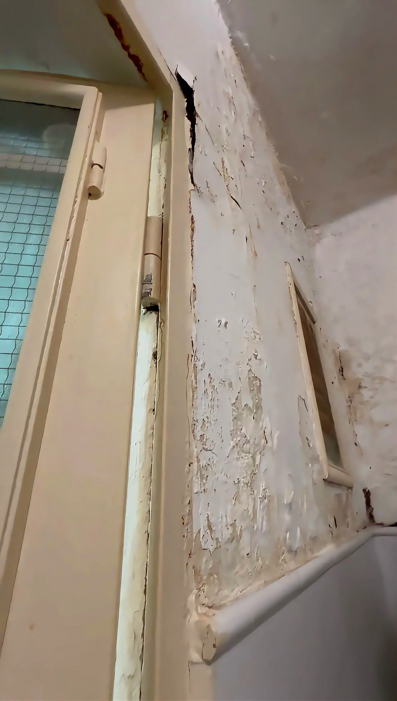 Goteres, humitat i risc per a la salut en habitatges municipals després de dos anys sense executar obres