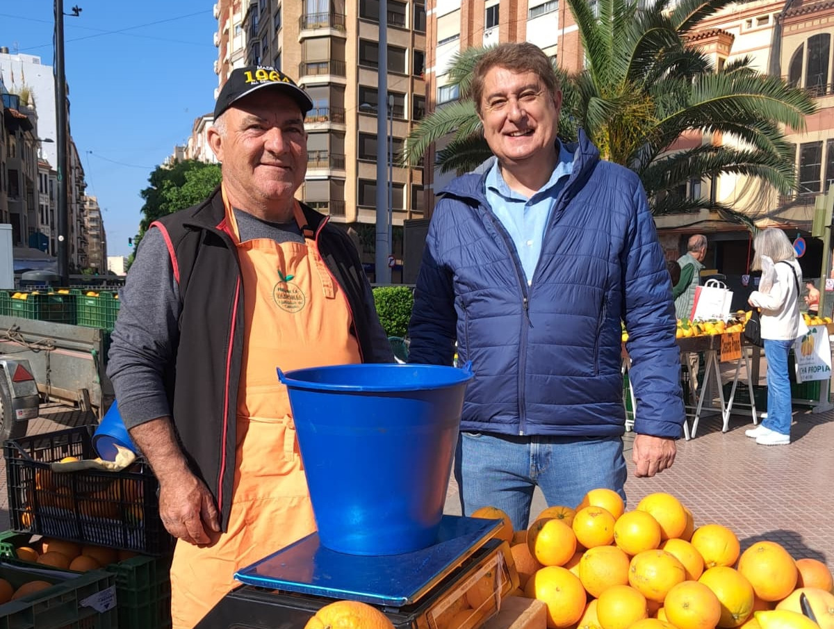 Gonzalo Romero visita el Mercat de la Taronja, que suma 13.200 quilos venuts de producte local aquesta campanya