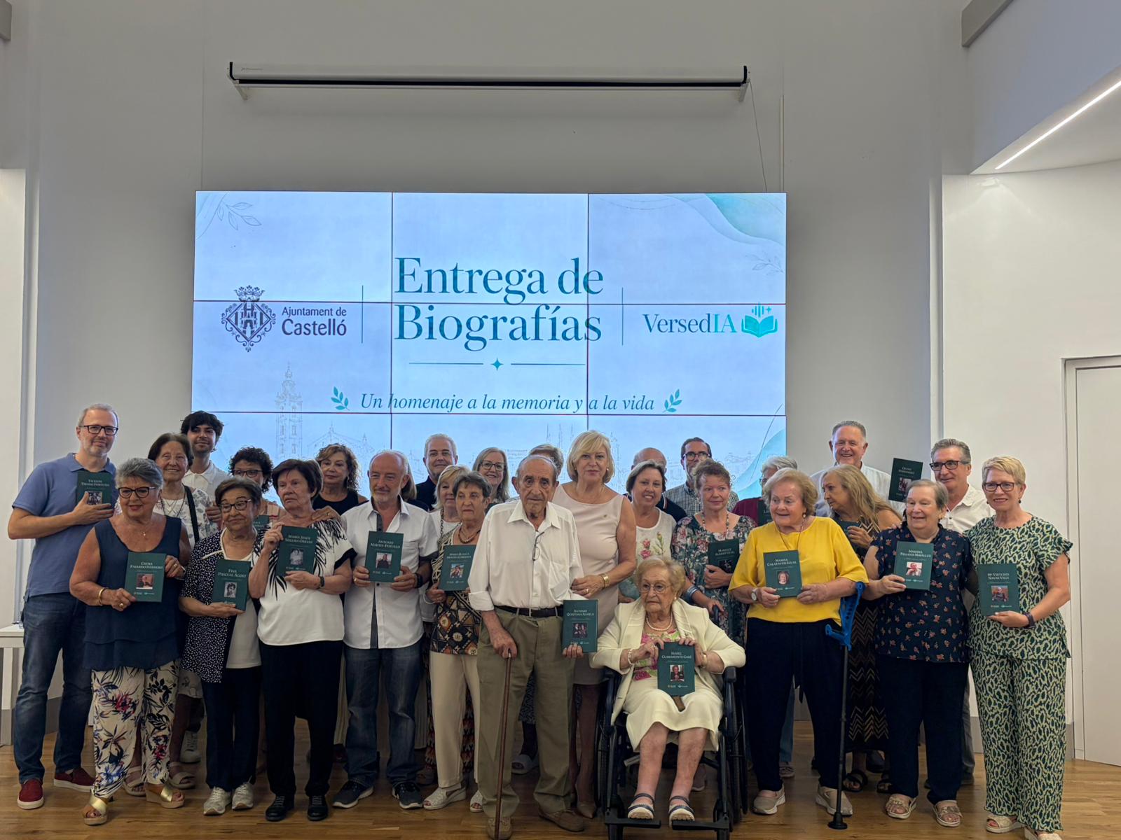 Castelló entrega els primers 30 llibres autobiogràfics gràcies al projecte “VersedIA”, preservant els records de la seua Gent Gran