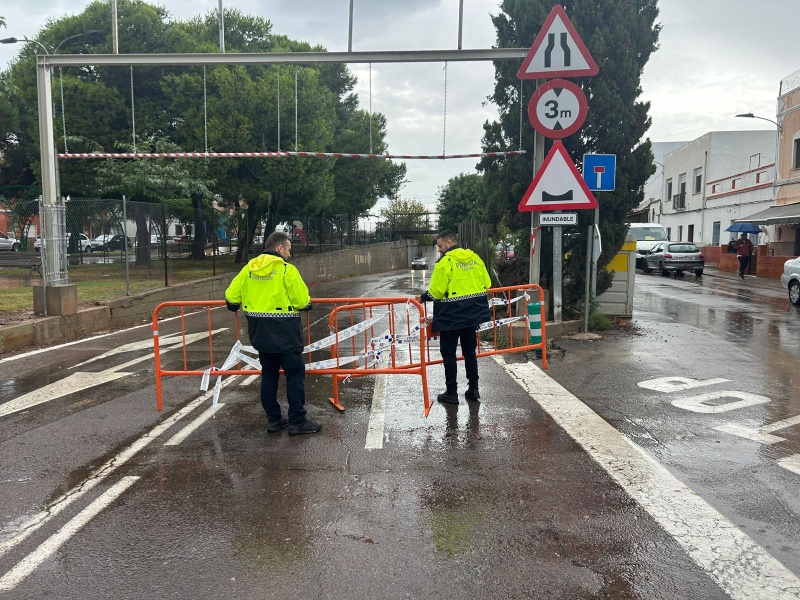 Els Bombers i la Policia Local de Castelló atenen més d'una vintena d'incidències provocades per les pluges des de la matinada