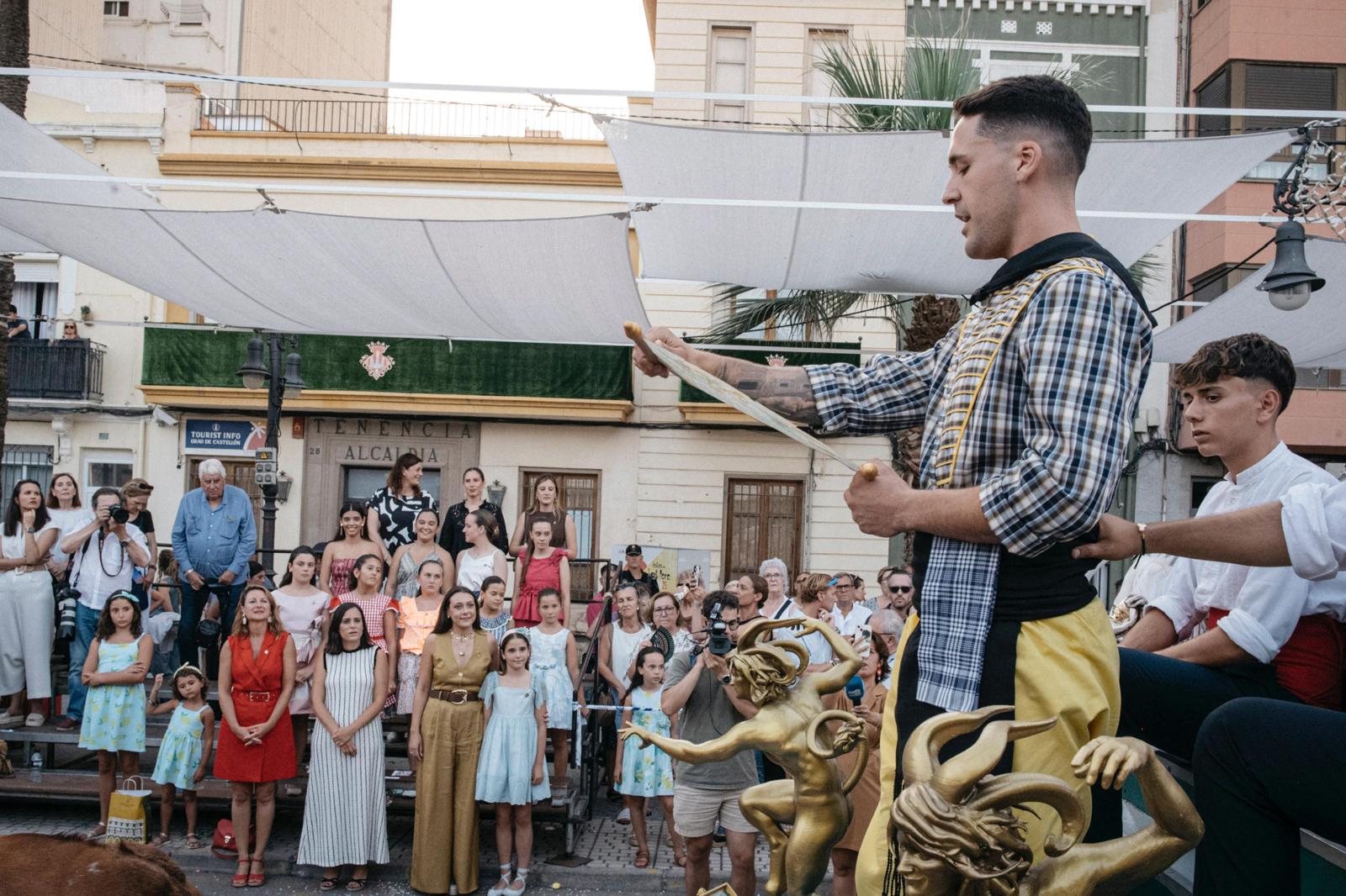 Tradición y señas de identidad en la Cavalcada de la Mar de las Fiestas de Sant Pere del Grao de Castellón