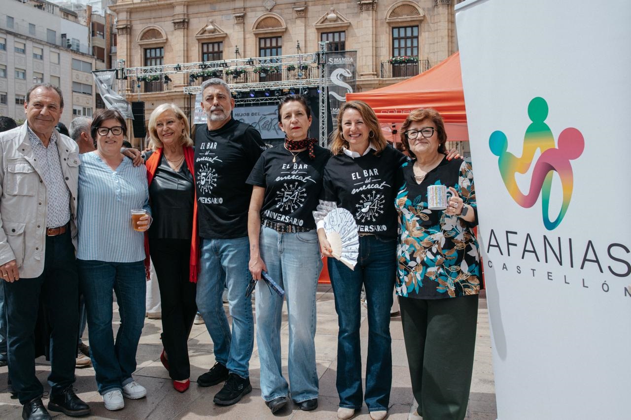 La Plaça Major vibra amb el concert solidari del Bar del Mercat a benefici d´AFANIAS