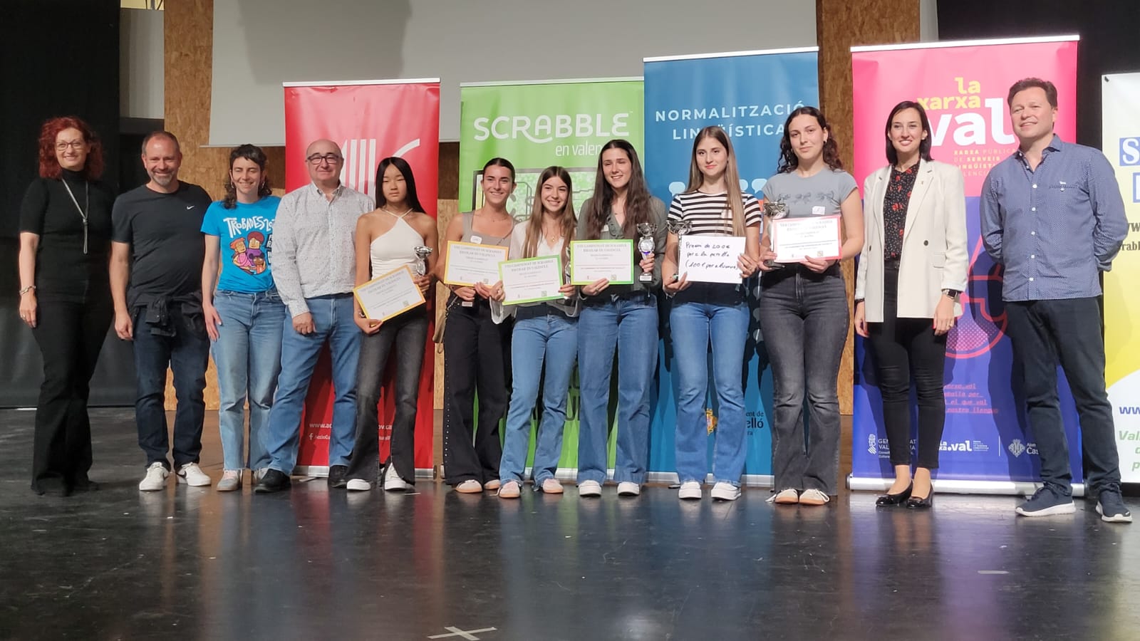 Más de 250 escolares abarrotan el Palau de la Festa para disfrutar del “Scrabble en valencià”