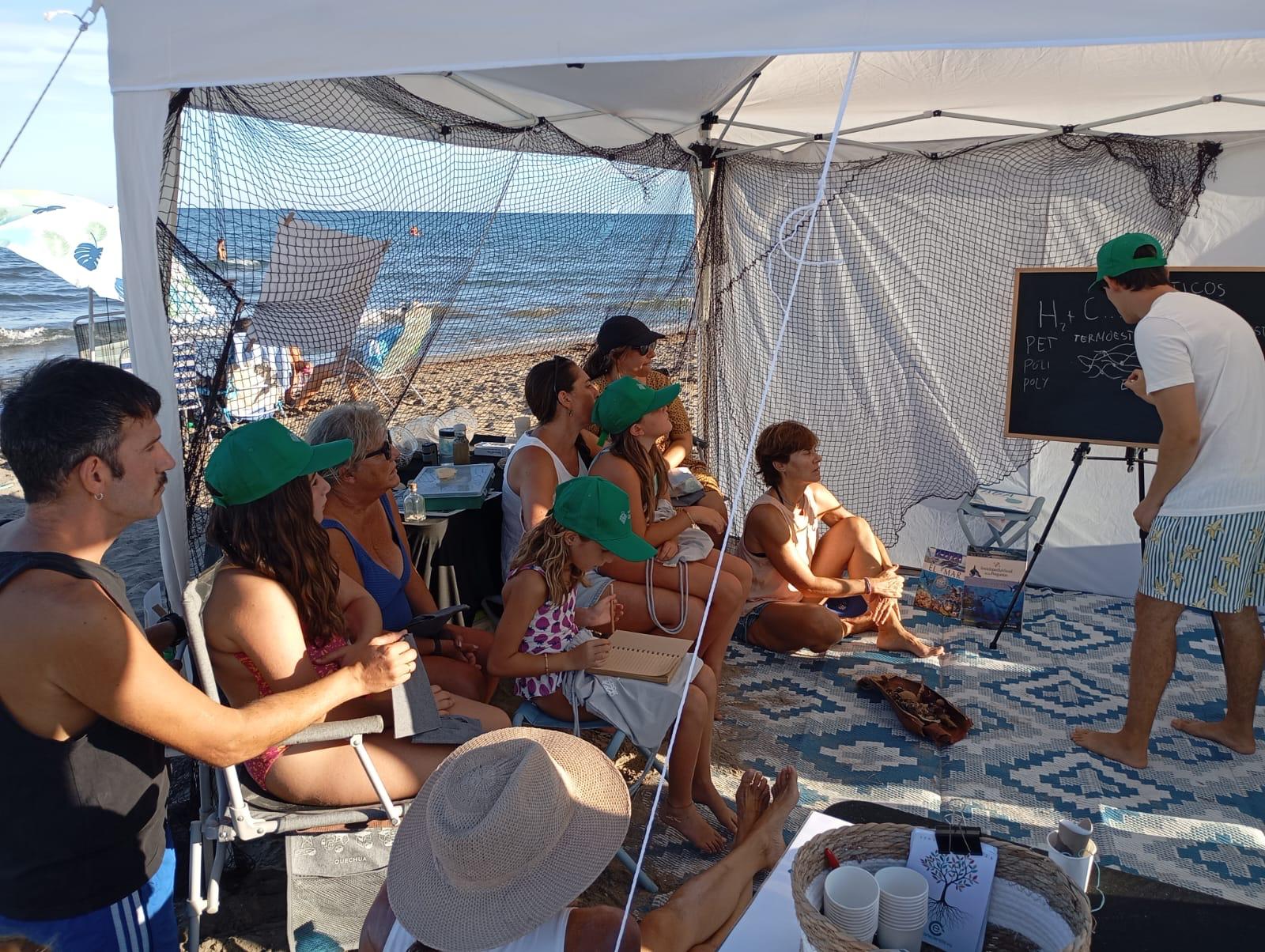 La campanya mediambiental de l'ajuntament retira 58 quilos de residus, 2.700 burilles i prop de 2.900 microplàstics de les platges de Castelló