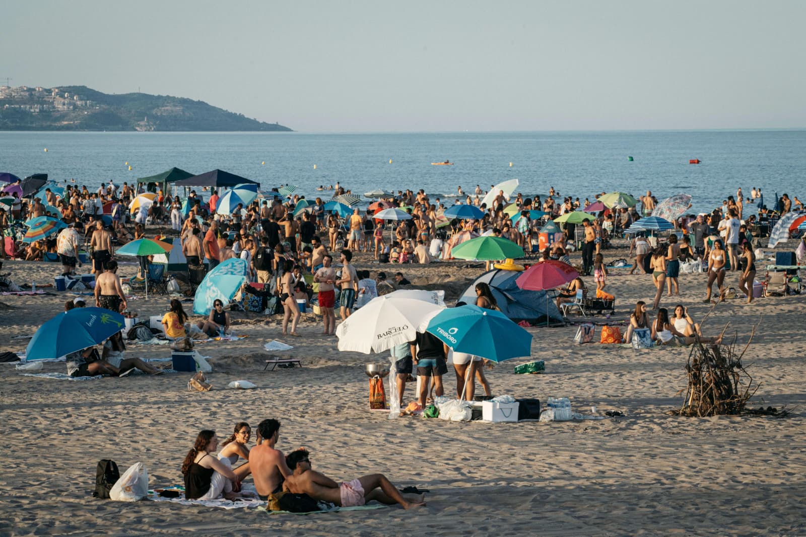Milers de persones celebren la Nit de Sant Joan a la platja del Gurugú