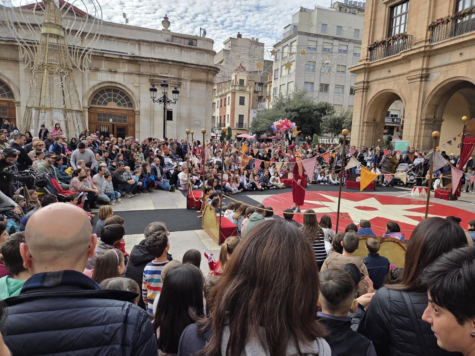 Un “Nadal del Circ” ple de malabars i acrobàcies plena la Plaça Major