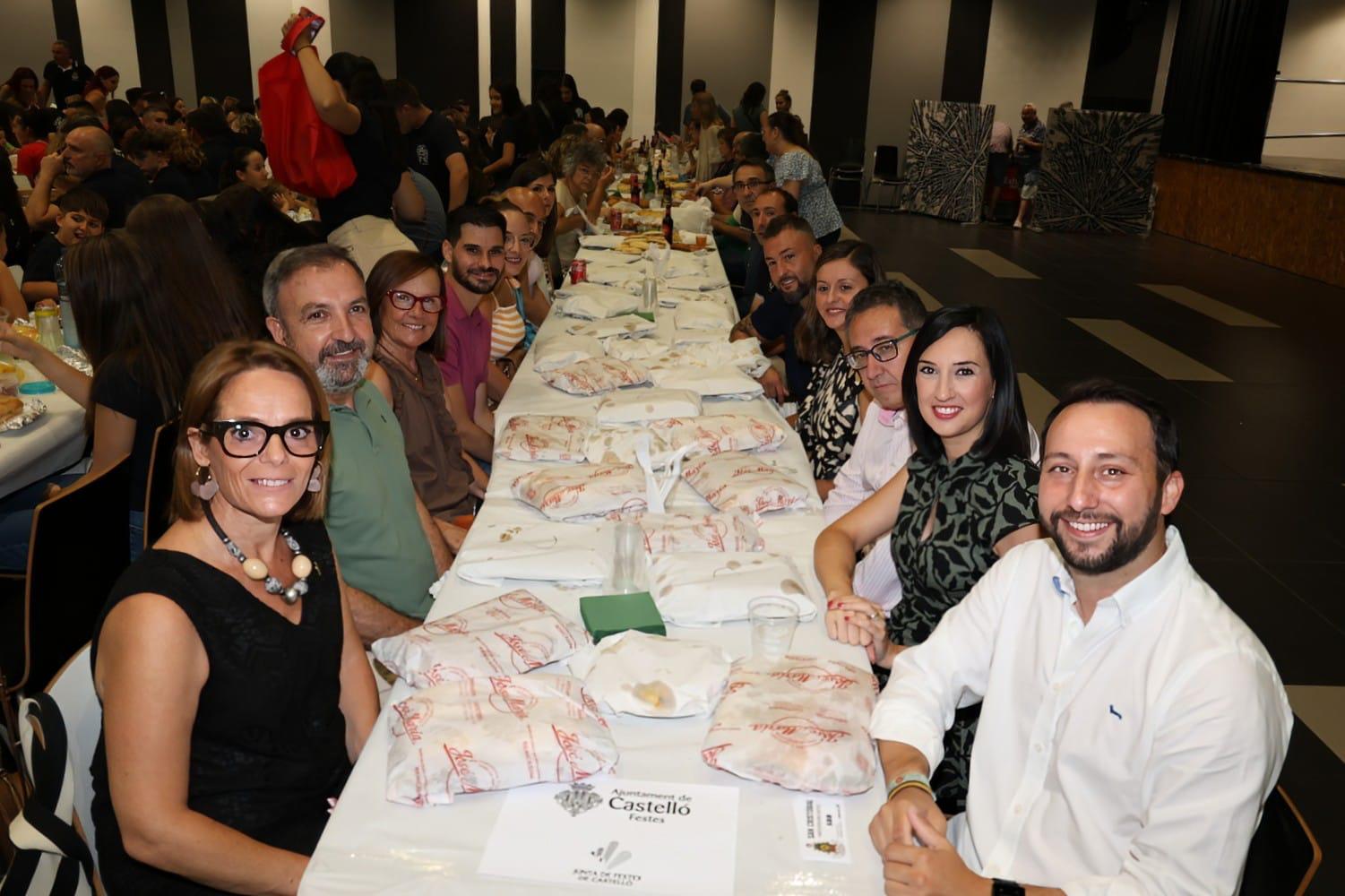 Más de un millar de personas participan en el tradicional pa i porta en honor a San Cristóbal en el Palau de la Festa