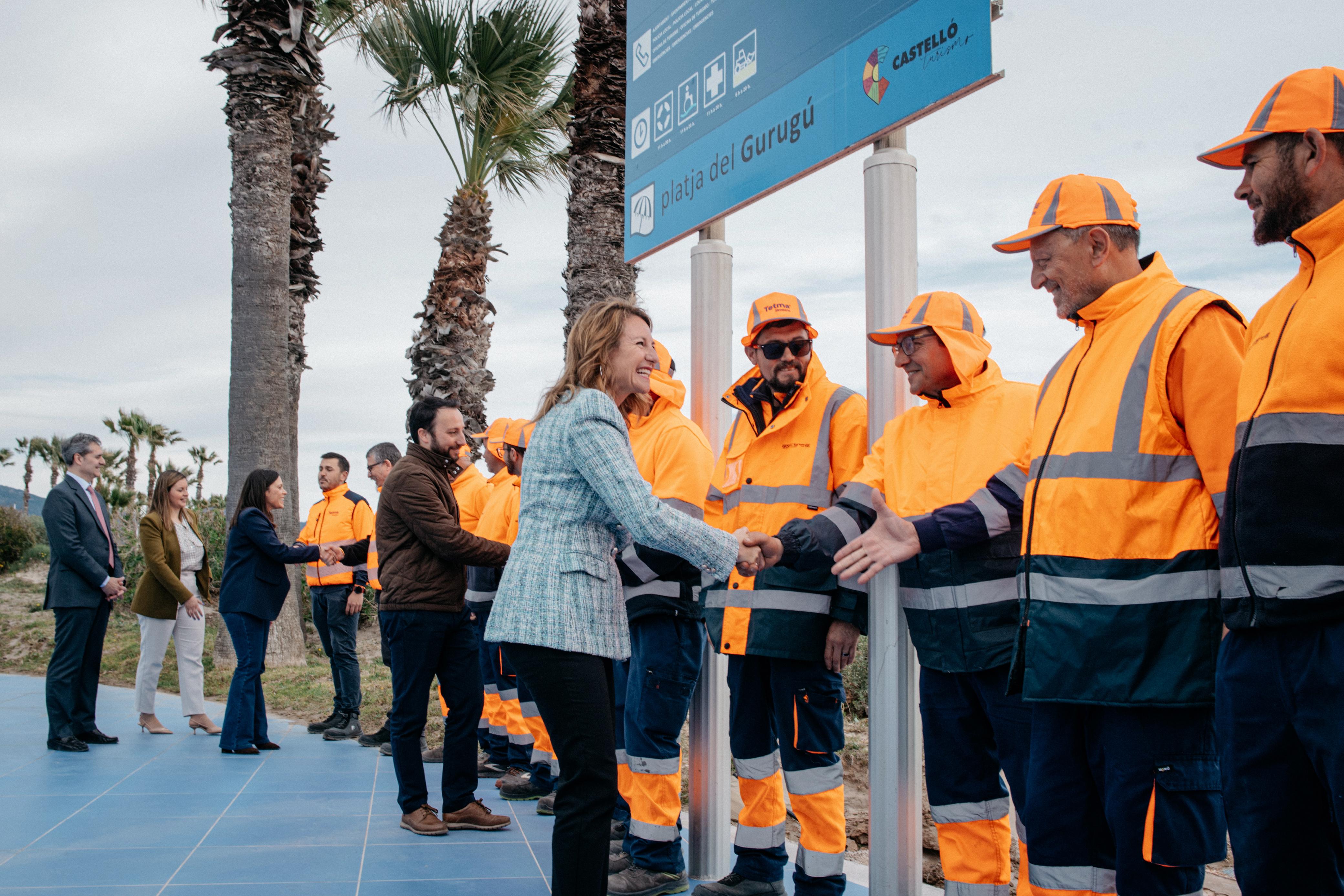 Castelló obri les seues platges estrenant mobiliari en la renovada Ferrandis Salvador amb varietat de serveis per al gaudi de turistes i veïns