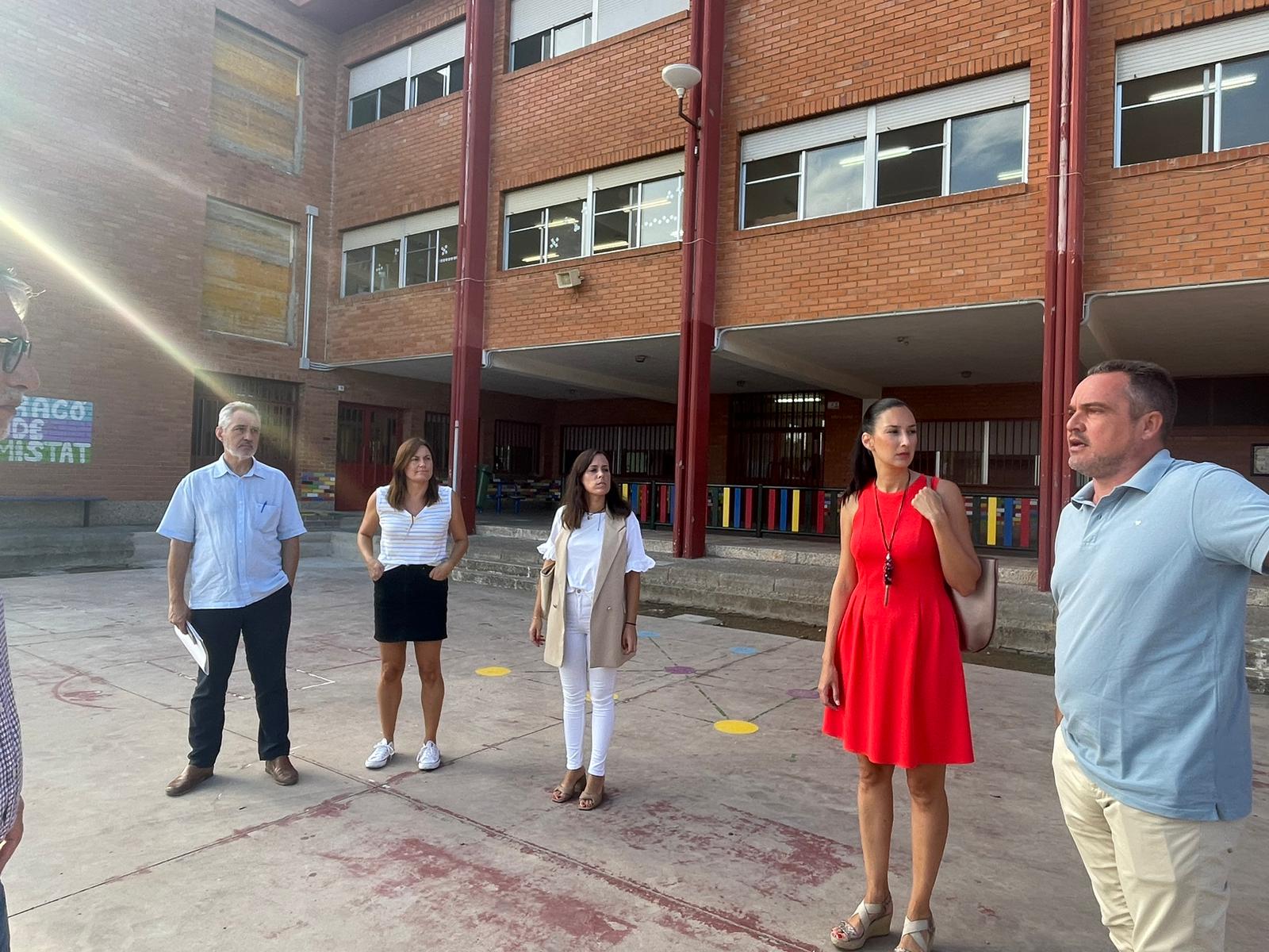 El Ayuntamiento recepciona las aulas provisionales para los alumnos de Elcano