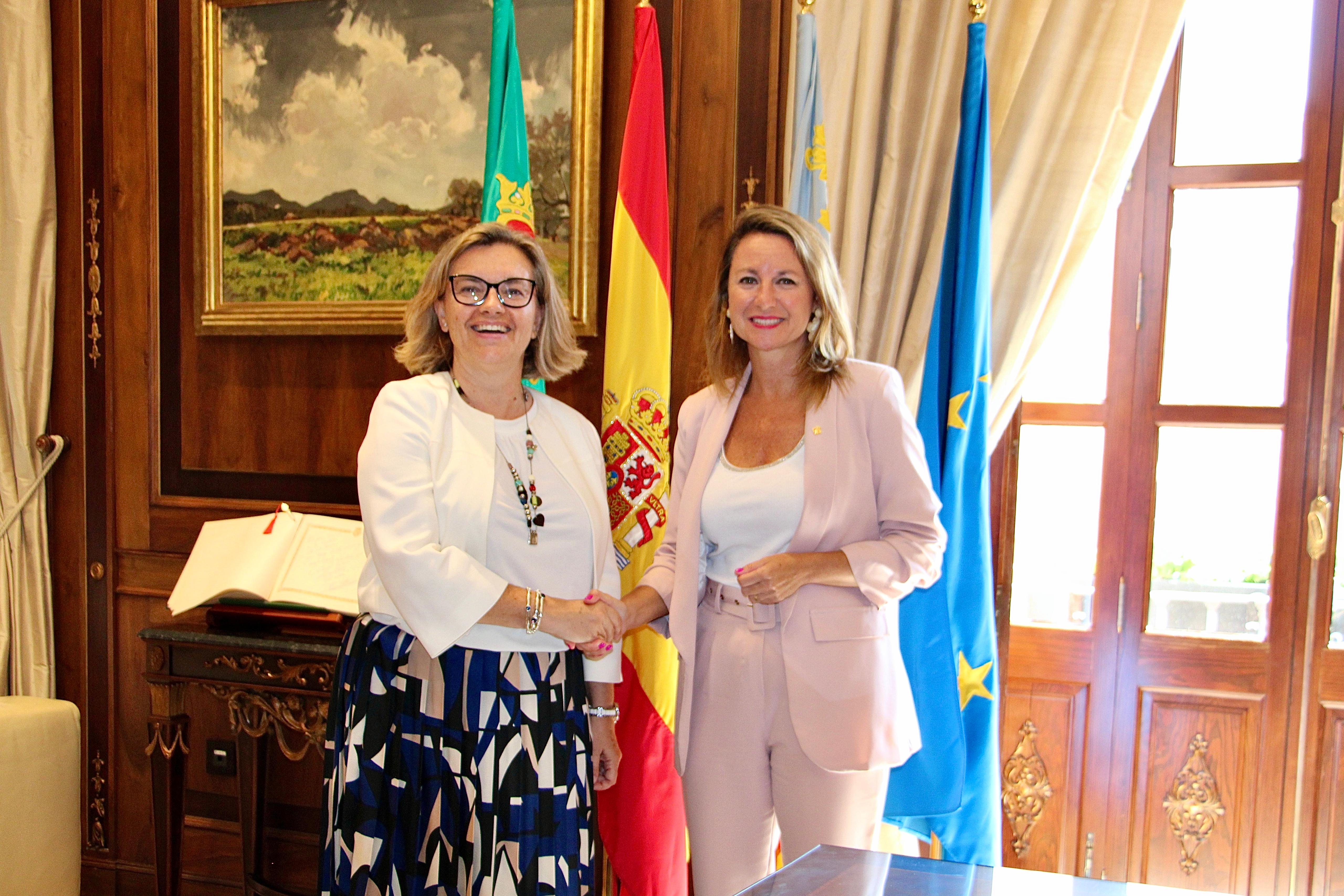 Begoña Carrasco recibe a Alicia Aragonés Betí nueva tesorera del Ayuntamiento de Castellón