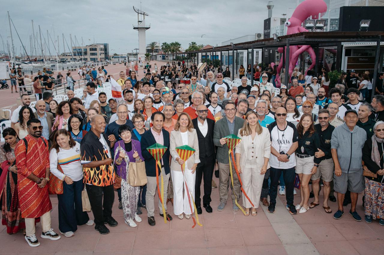 Begoña Carrasco dona la benvinguda als participants de la III Edició del Festival Internacional del Vent procedents de 22 països