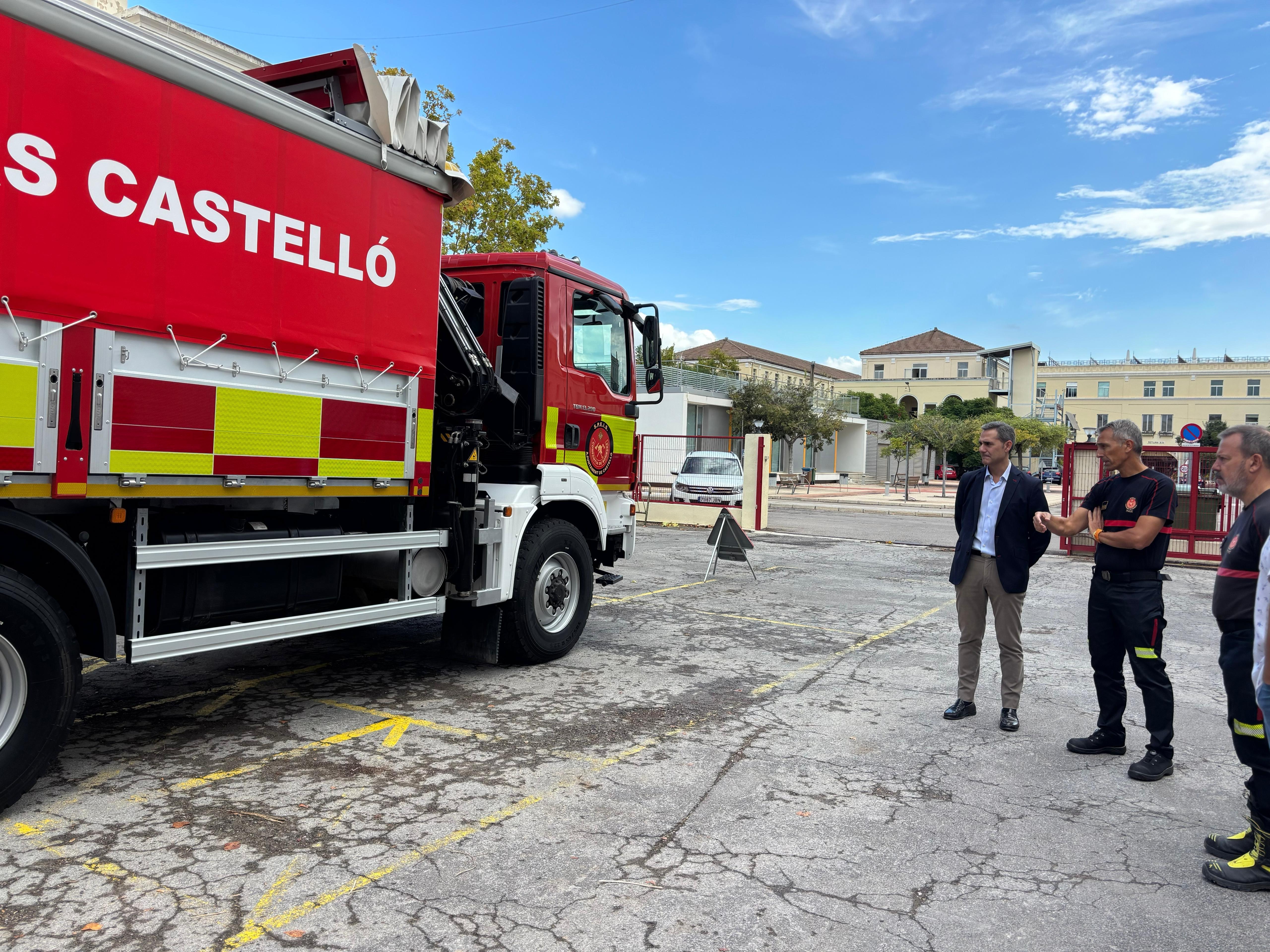 El cuerpo de Bomberos de Castellón renueva un vehículo para reforzar los rescates técnicos complejos y el transporte de materiales pesados