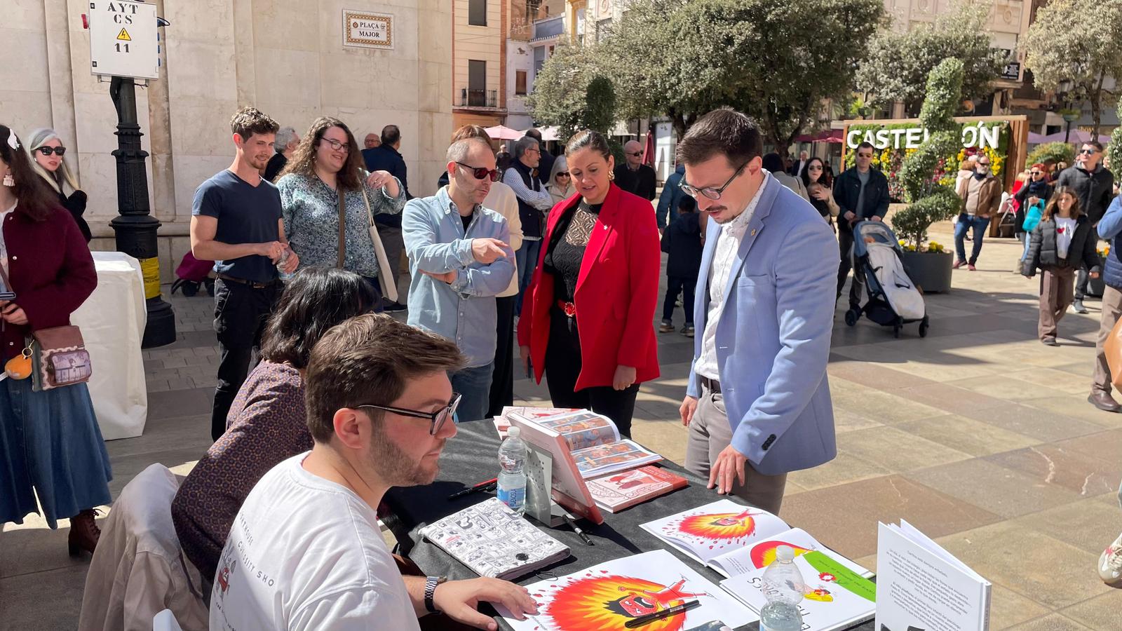 El Saló del Còmic i el Llibre Infantil i Juvenil plena la Plaça Major de Castelló amb desenes de famílies en la seua segona jornada