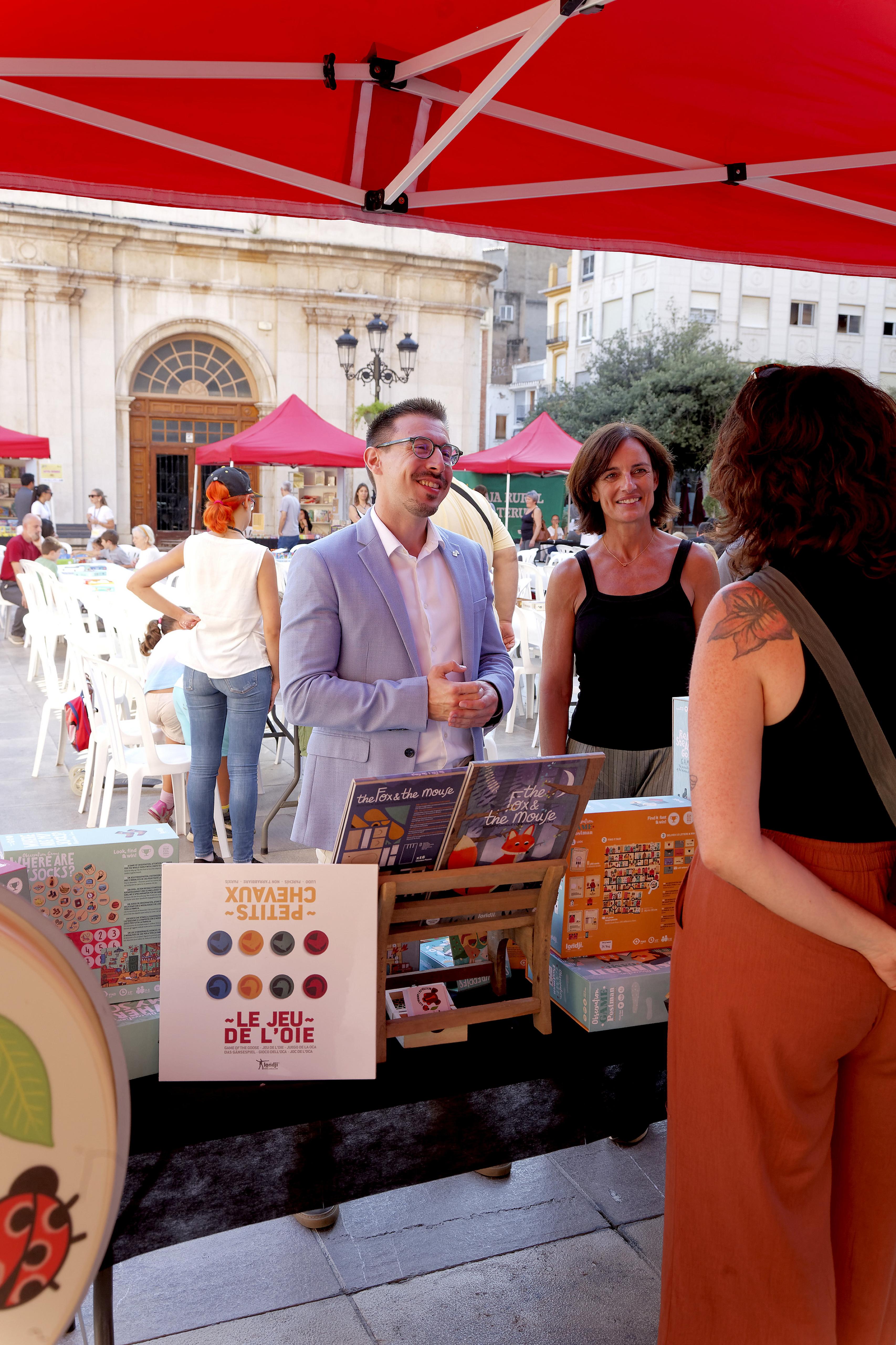 Desenes de famílies omplin de vida la Plaça Major en la segona edició del Dia dels Jocs