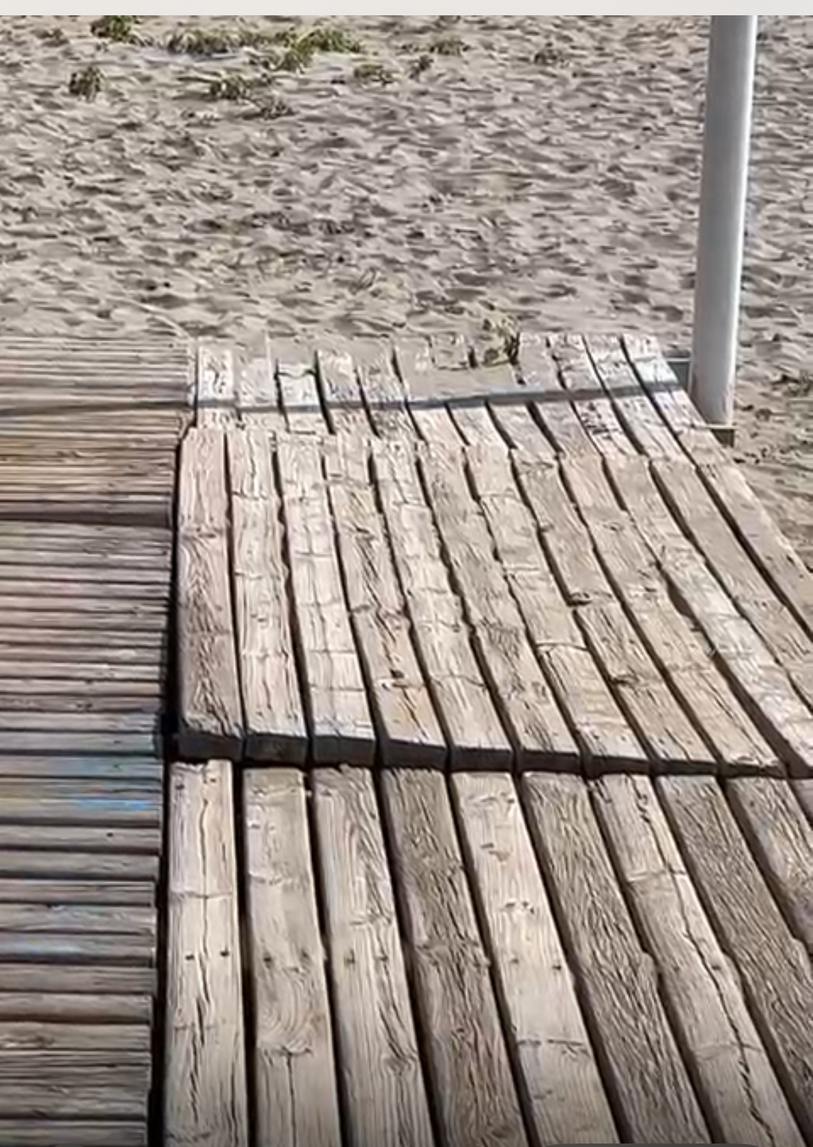 Passarel·les irregulars, banys i vestuaris tancats amb cadenats marquen les platges accessibles