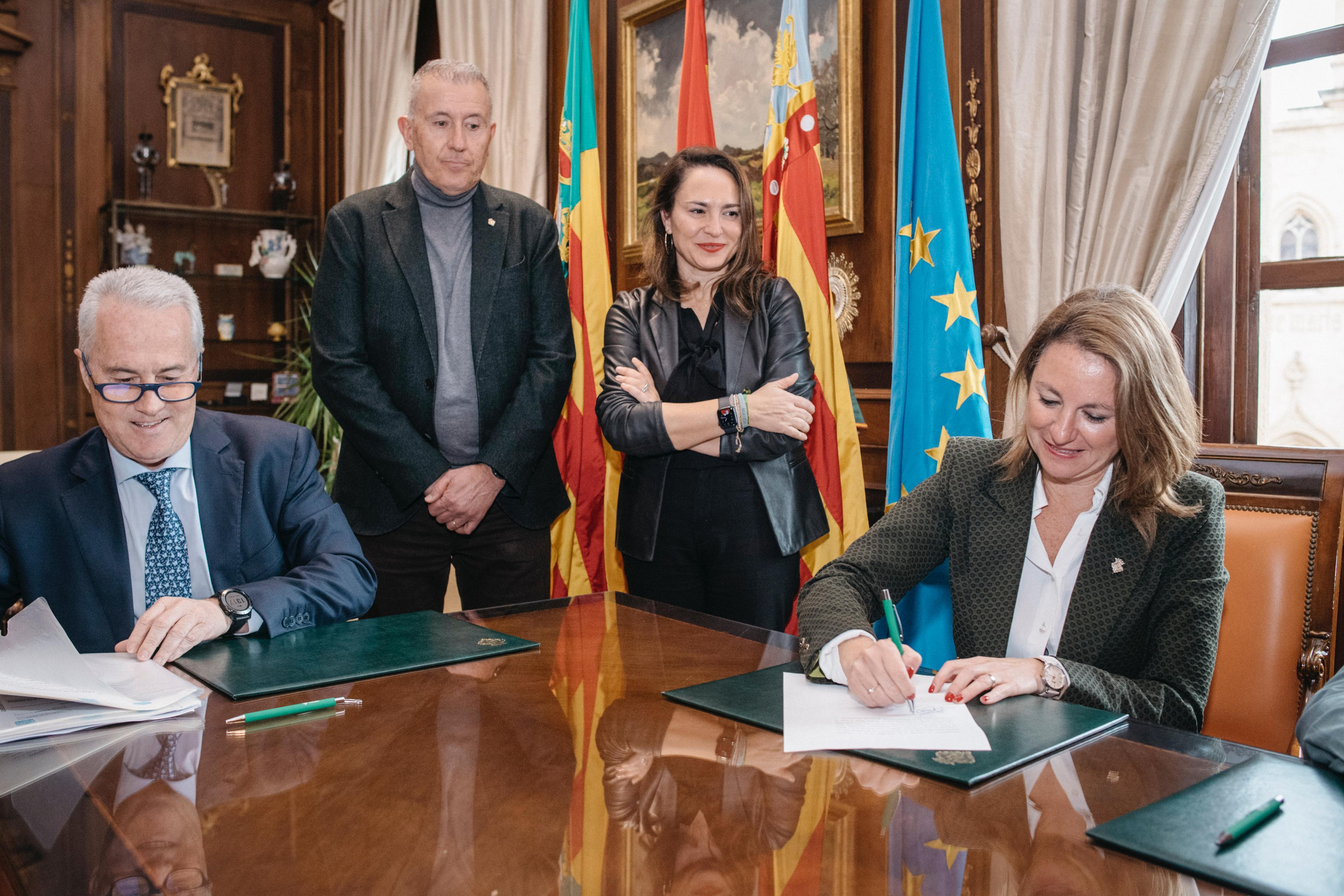 Carrasco signa l'adquisició dels terrenys que permetran ampliar en un futur el complex esportiu municipal del Chencho