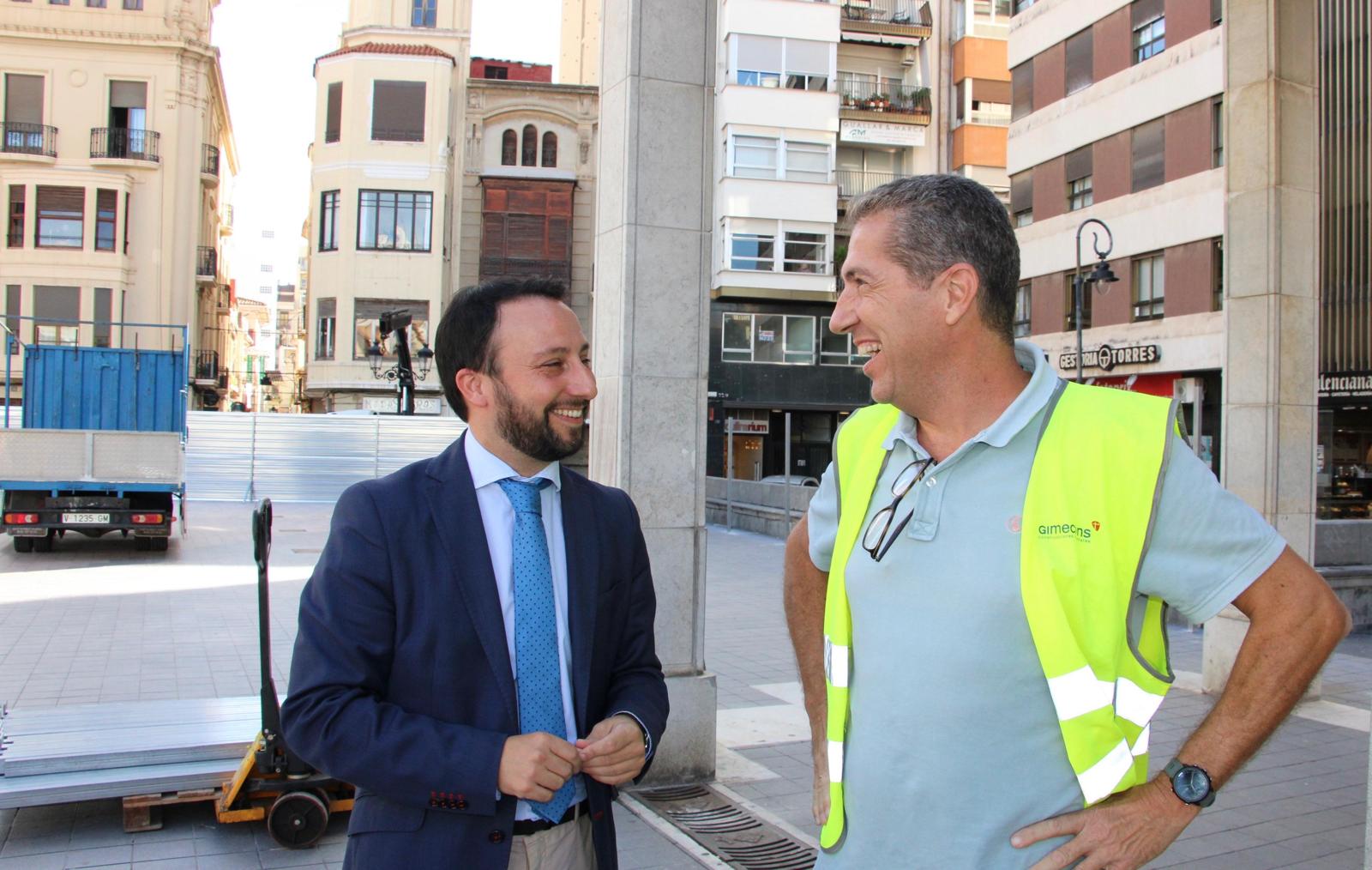 Comença la instal·lació del clos per a la construcció del mercat provisional en la plaça Santa Clara que no afectarà l'activitat de les terrasses ni floristeries
