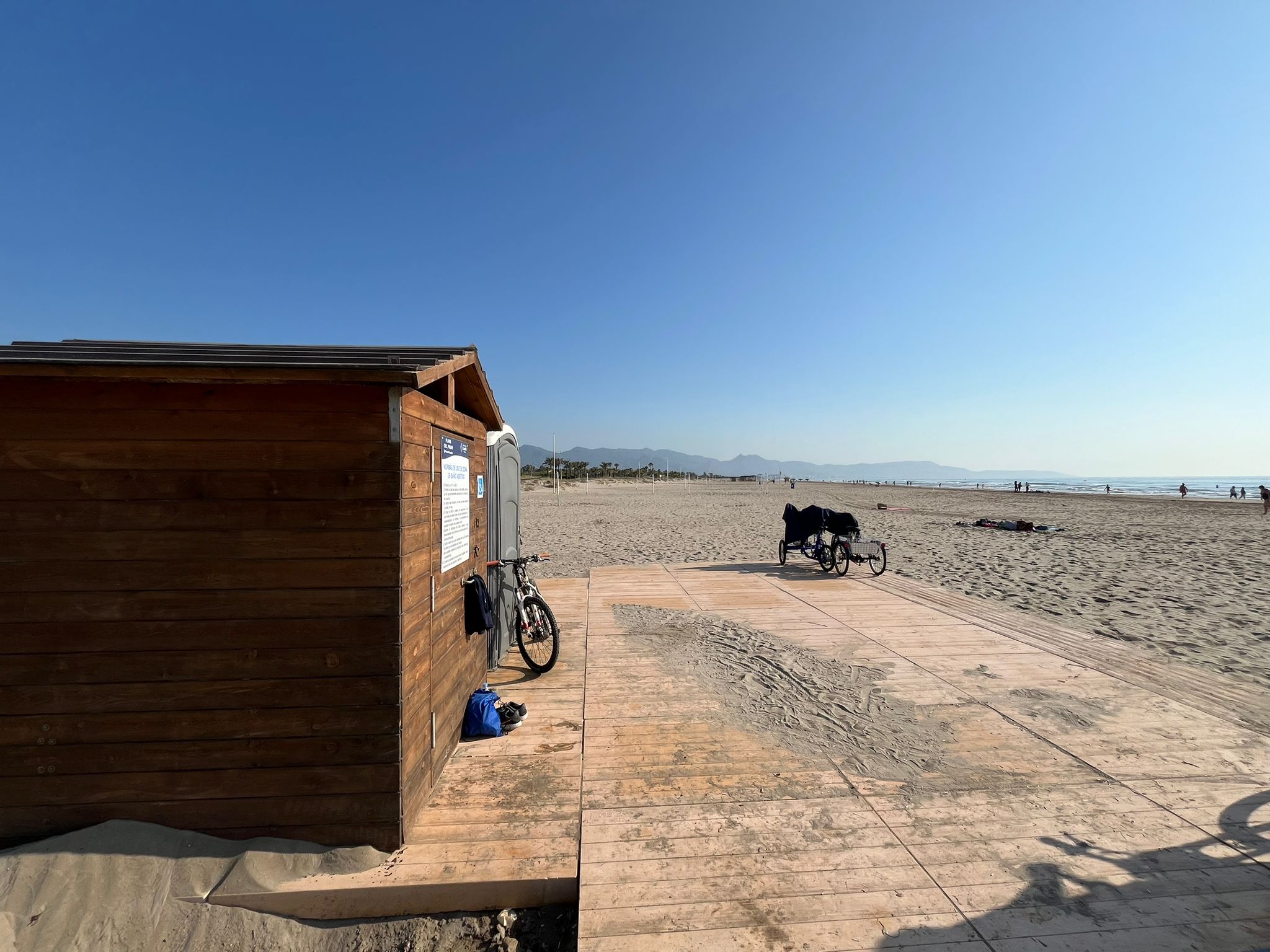 El PSPV pregunta per l'eliminació dels tendals que donen ombra en la platja accessible del Planetari