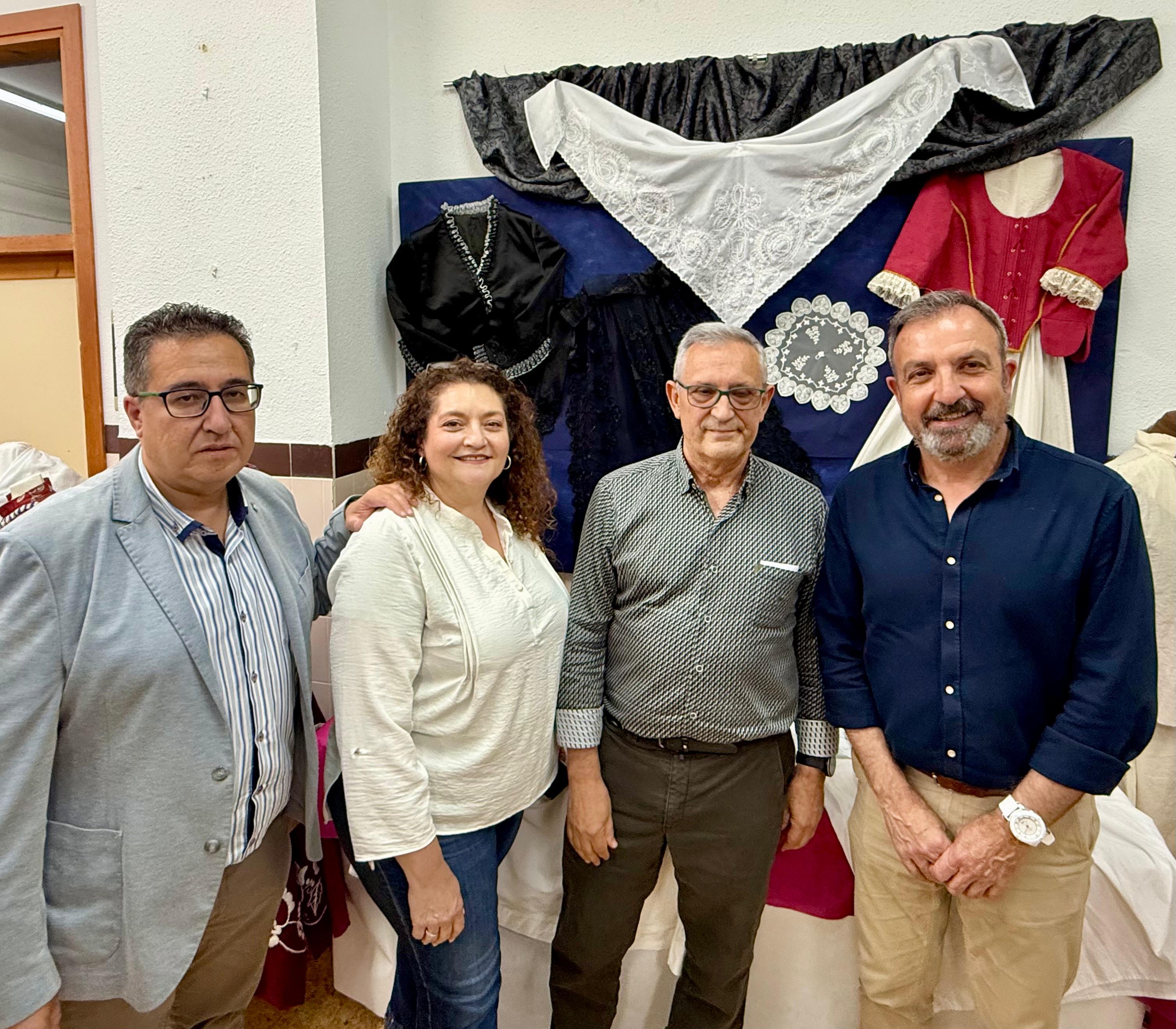 El teniente alcalde del Distrito Norte y el concejal de Barrios visitan la XXXVI Exposición de trabajos de final de curso de la Asociación de Vecinos Els Mestrets