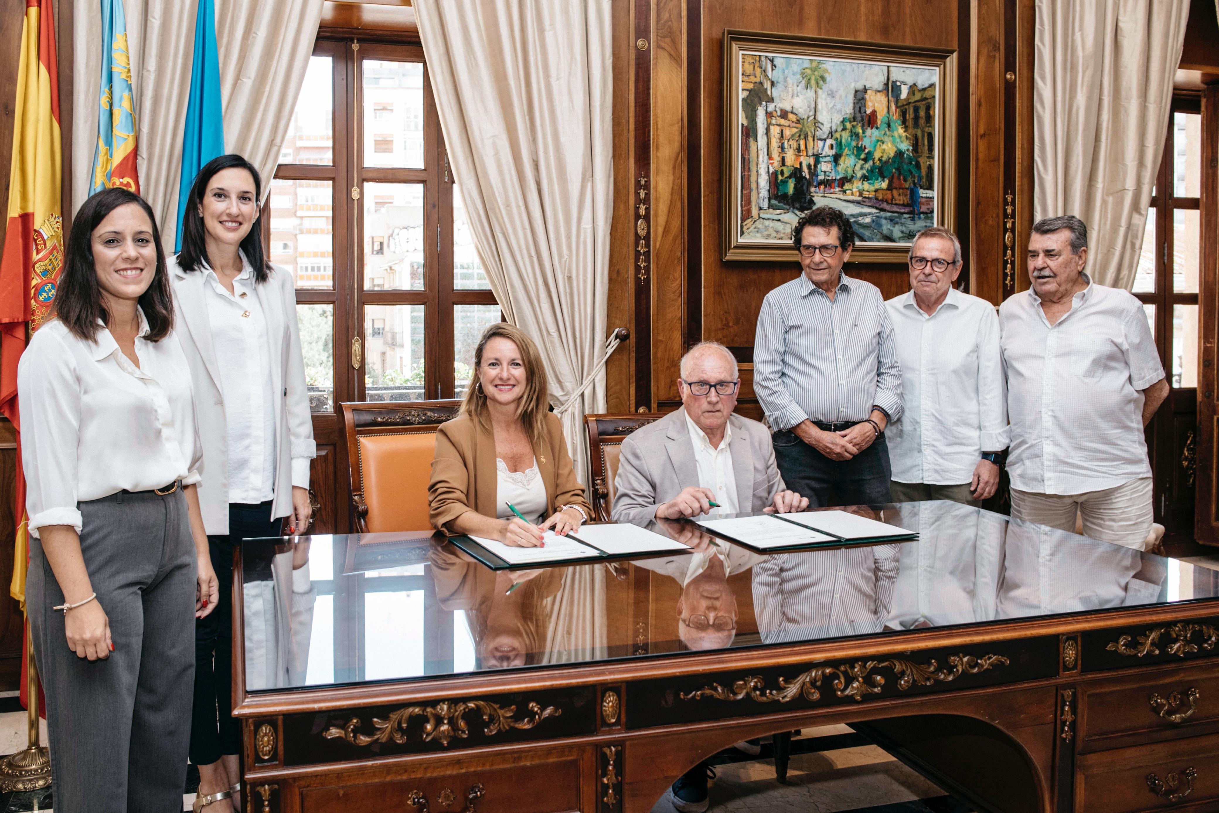 Carrasco signa la donació a la ciutat per part d'Associació Mar i Vent de més de 1.100 peces que formaran part del nou Museu de la Mar