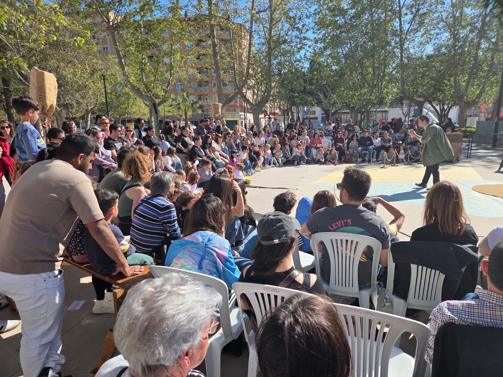 La màgia de “Grau de circ” abarrota el districte marítim de públic familiar