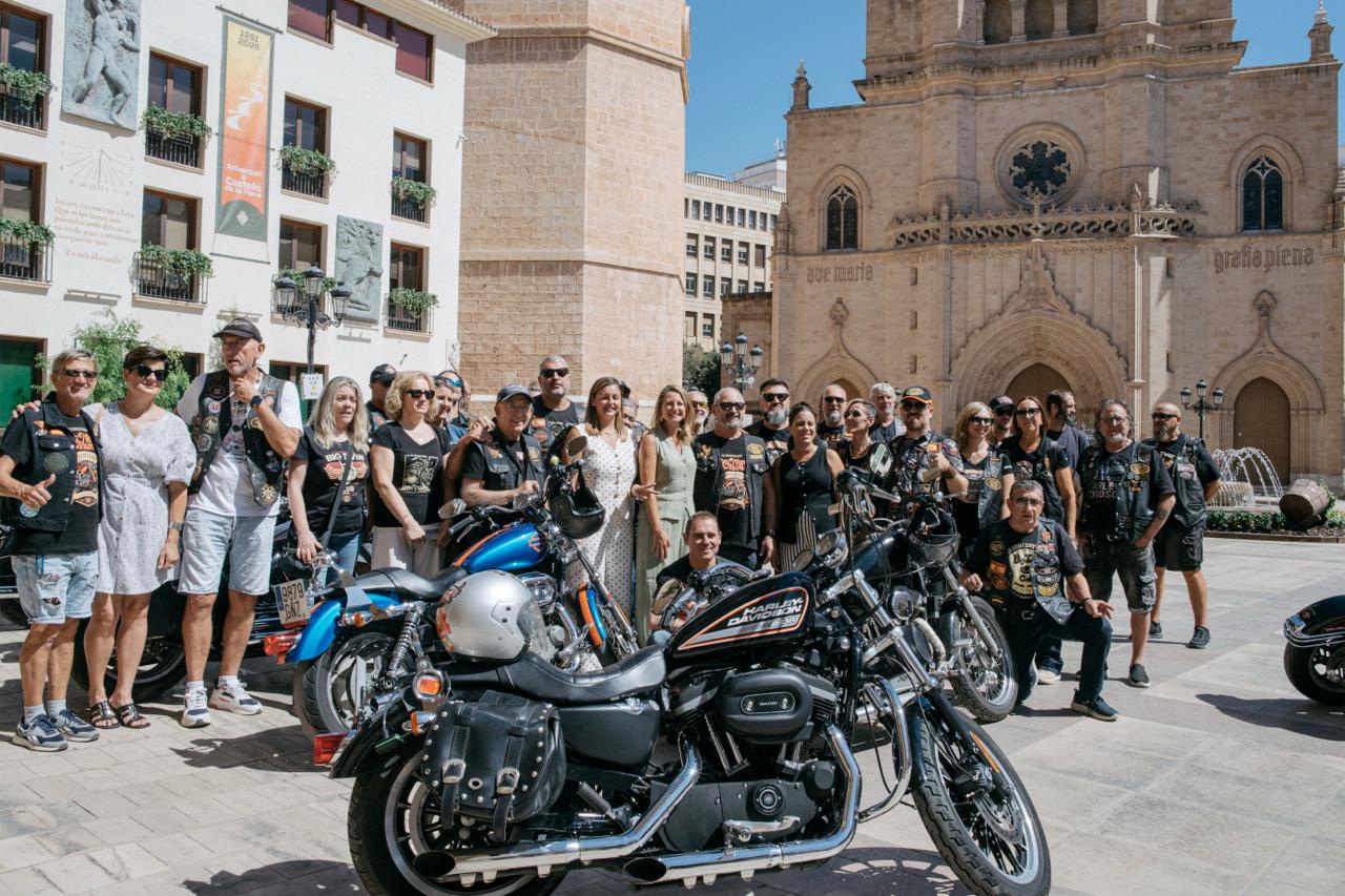 Castelló dona la benvinguda en la Plaça Major als participants de la 41a edició de Big Twin España