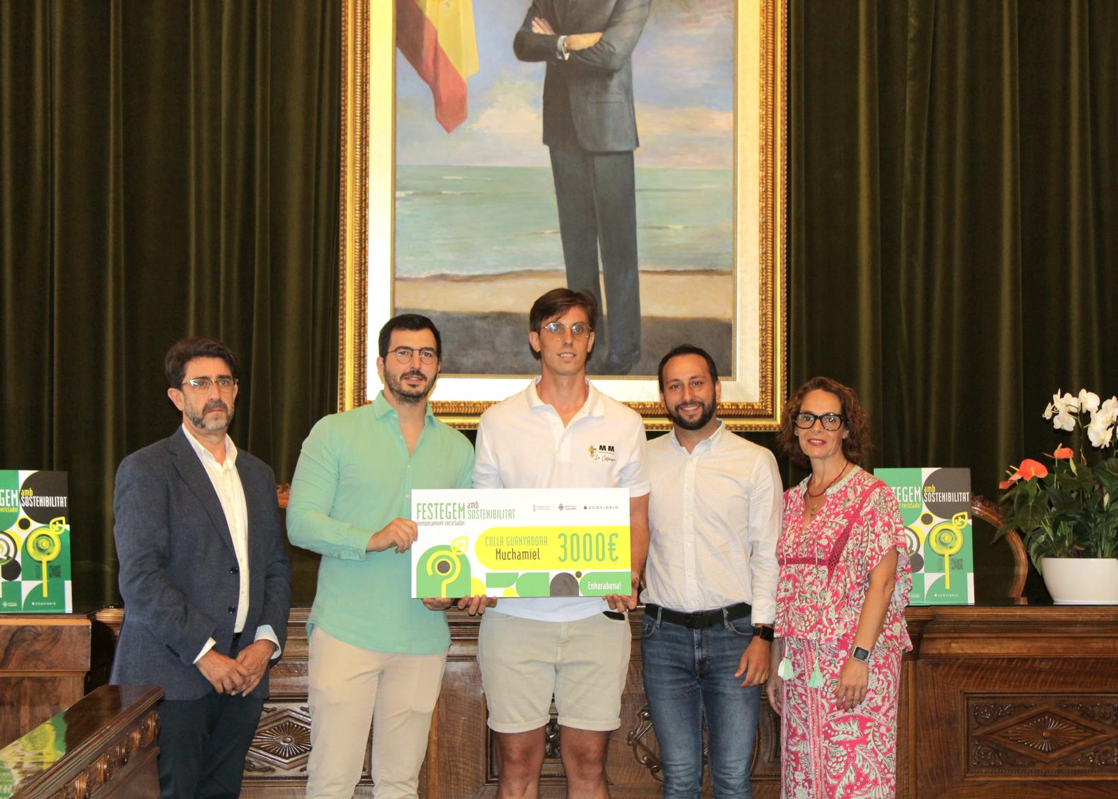 El Ayuntamiento y Ecovidrio premian a la colla Muchamiel por fomentar el reciclaje de vidrio en Magdalena