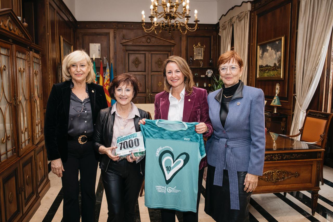 Begoña Carrasco rep la samarreta amb el dorsal 7.000 de la X Marxa contra el Càncer