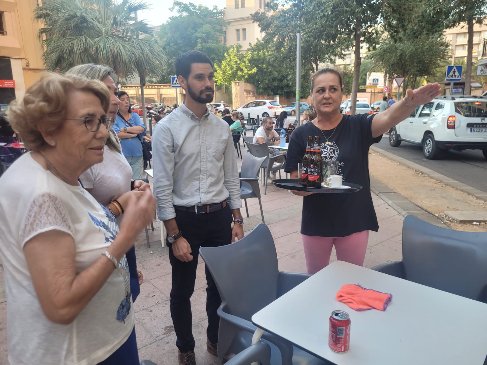 El regidor de Medi Ambient, Cristian Ramírez, es reuneix amb veïns de la plaça Joan XXIII per a consensuar solucions al problema de l'arbratge