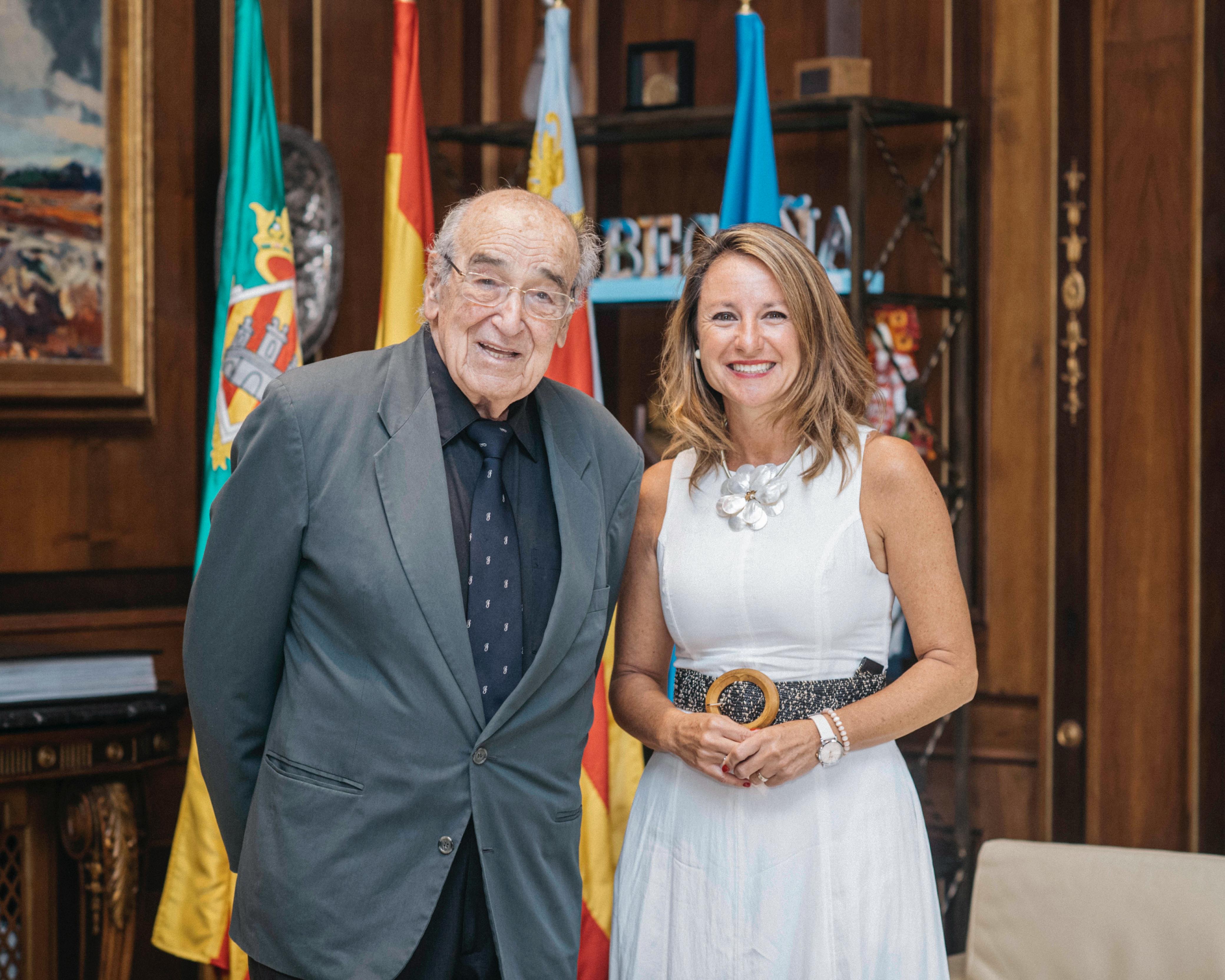 Begoña Carrasco recibe a Ignacio Pérez de Heredia y Valle nuevo hijo adoptivo de la ciudad