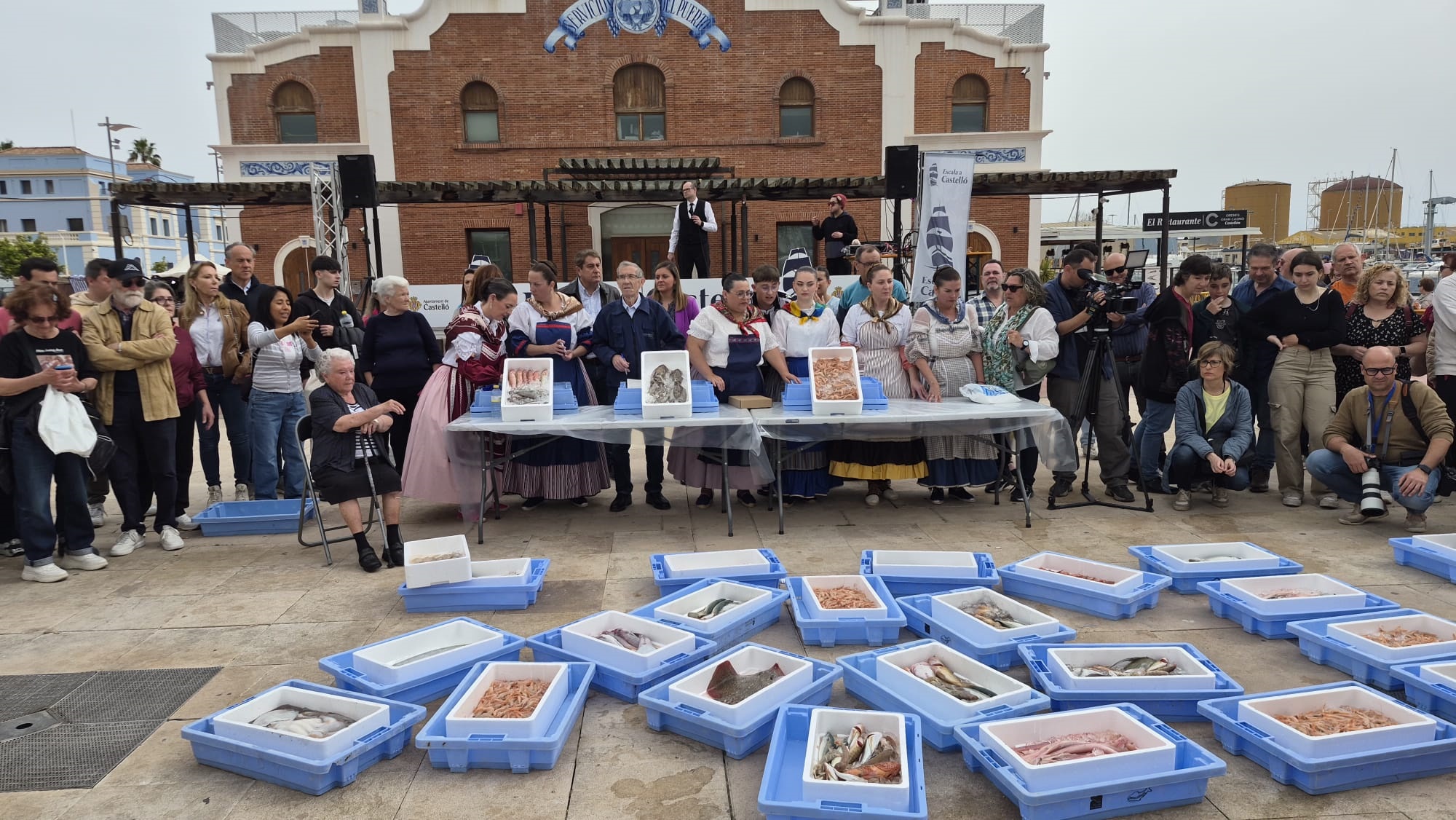 La subhasta tradicional de peix i el mercat mariner, grans atractius del matí d'Escala a Castelló Per al govern municipal activitats com aquesta enriqueixen l'experiència dels visitants i contribueixen a donar visibilitat al comerç local i al patrimoni cultural del districte