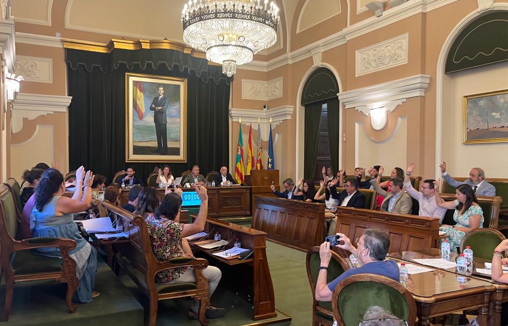 La alcaldesa, Begoña Carrasco, justifica la convocatoria de un pleno extraordinario en agosto “para cumplir con empresas que están prestando sus servicios para la ciudad”