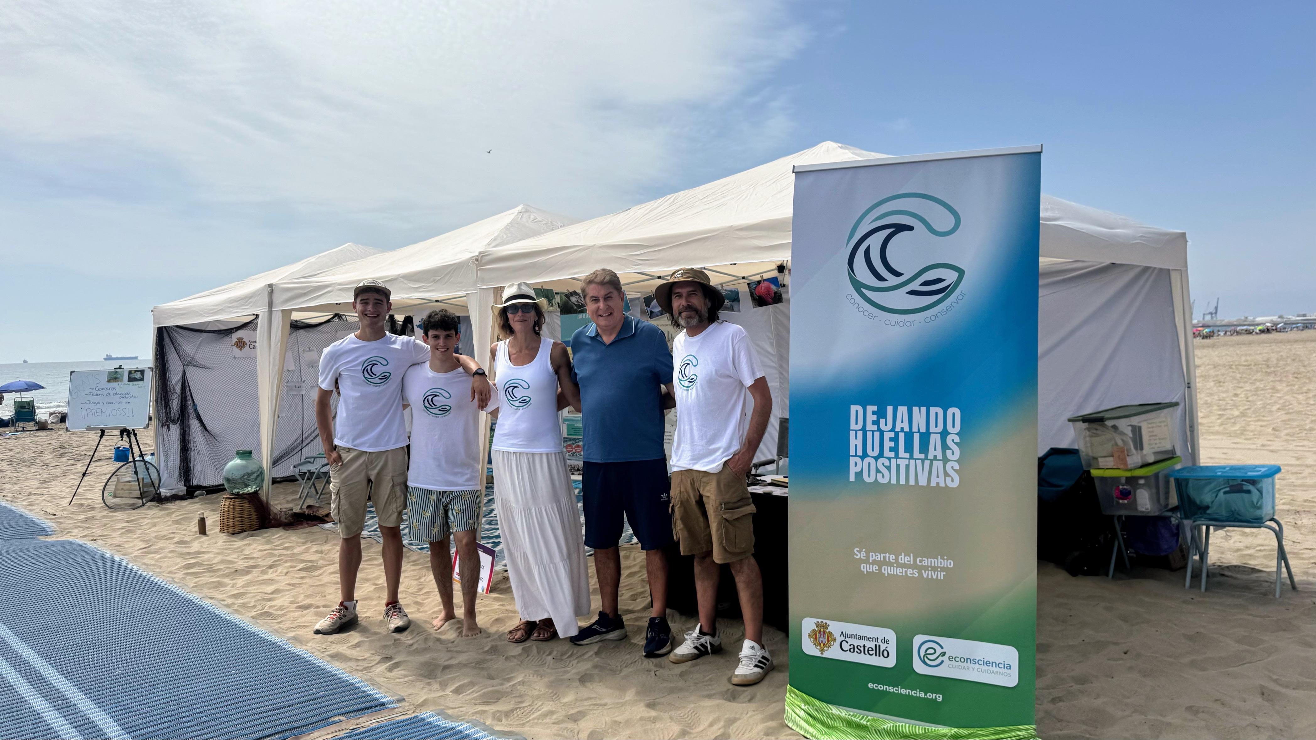 Les platges de Castelló arranquen l'estiu plenes d'empremtes positives amb la campanya de conscienciació “El mar comença en tu”